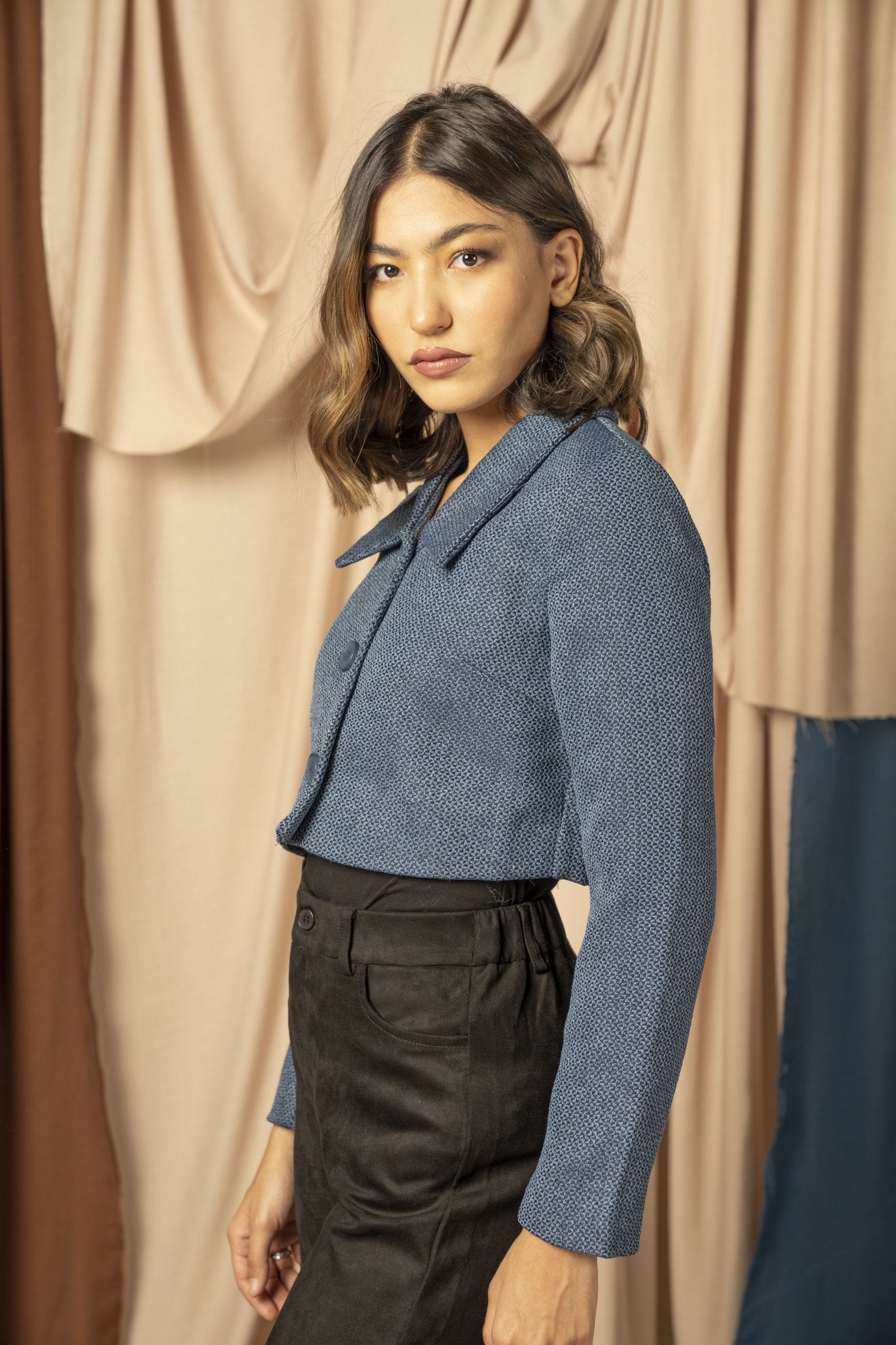 نتشي جاكيت نسائي قصير بياقة عريضة