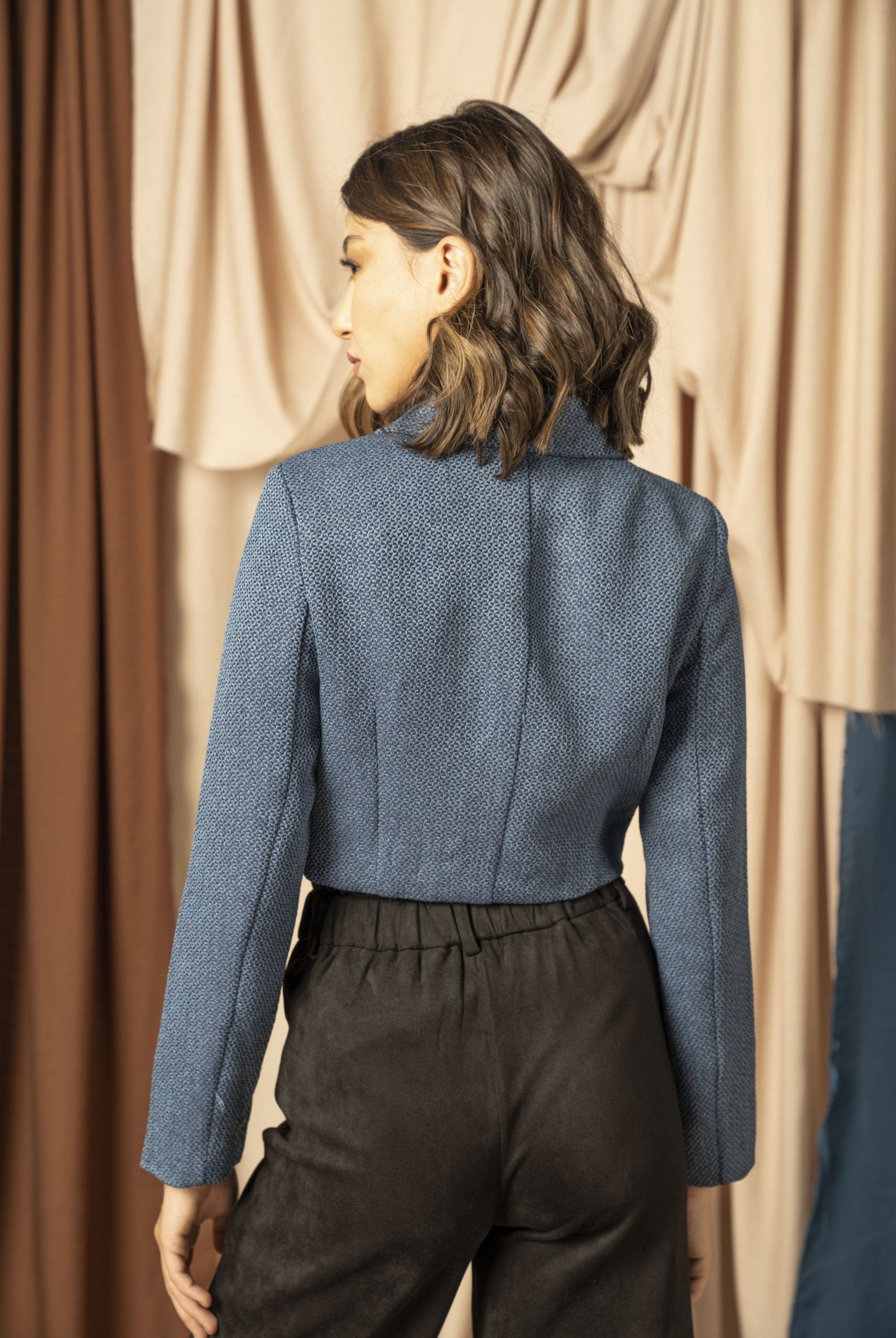 نتشي جاكيت نسائي قصير بياقة عريضة