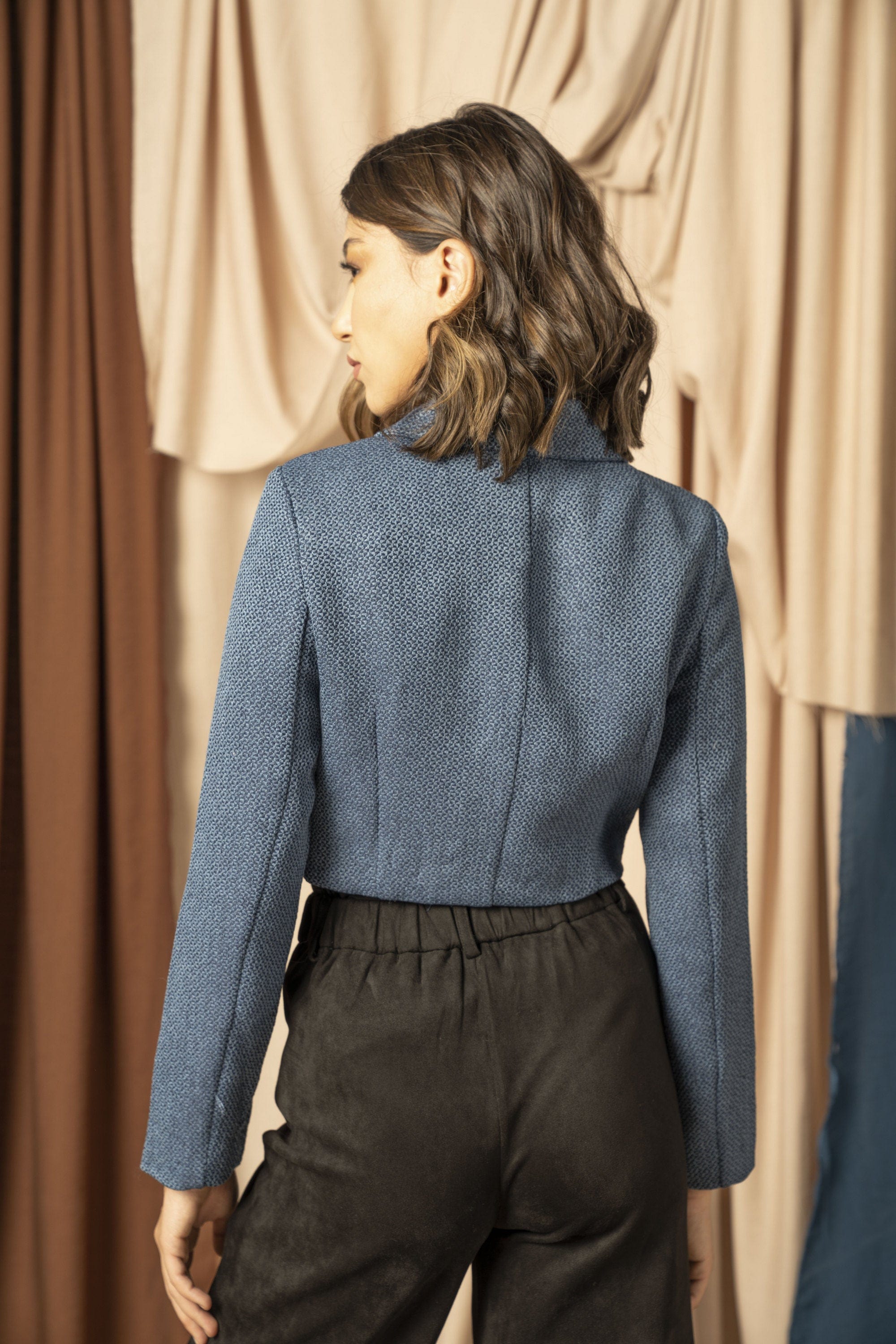 نتشي جاكيت نسائي قصير بياقة عريضة