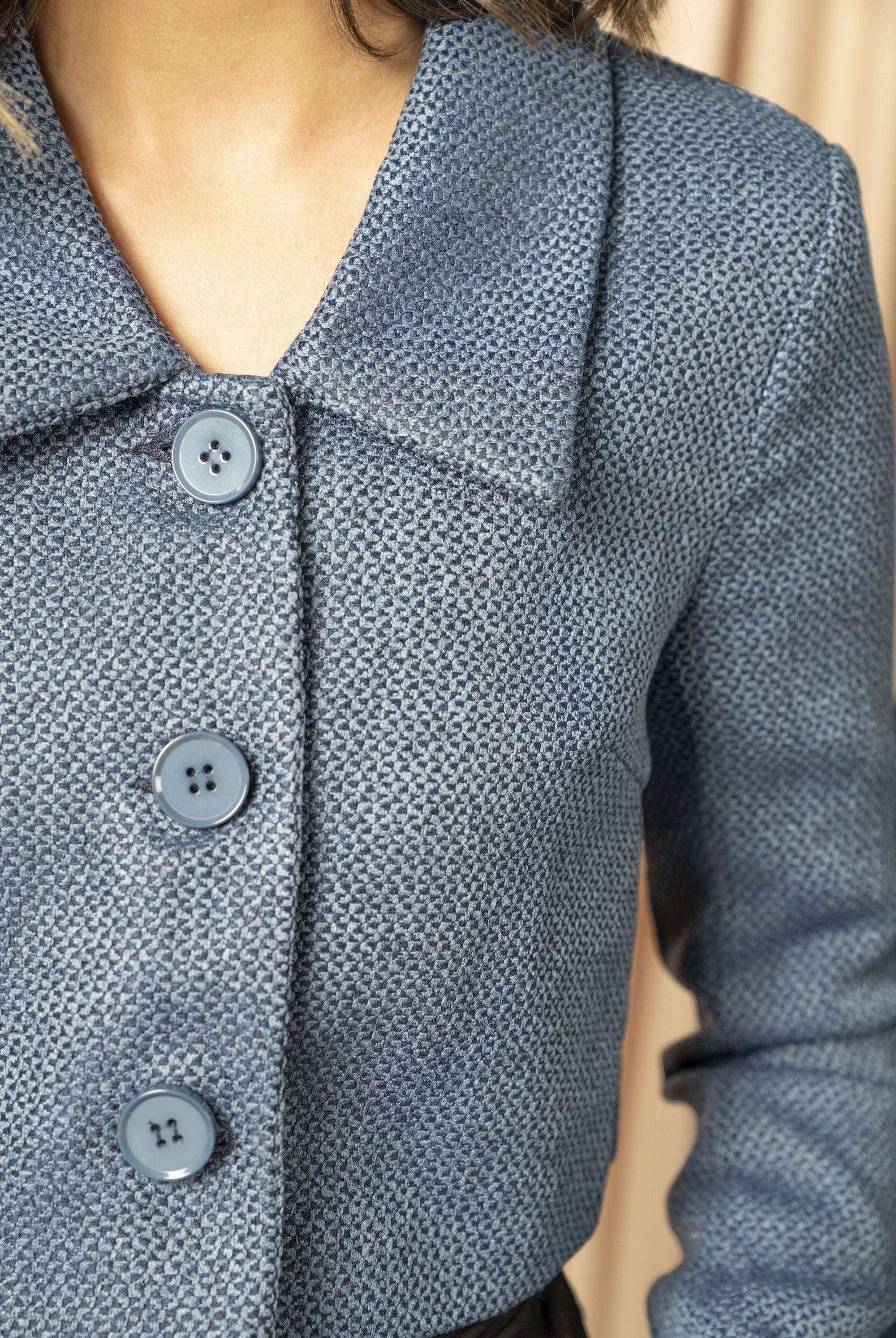 نتشي جاكيت نسائي قصير بياقة عريضة