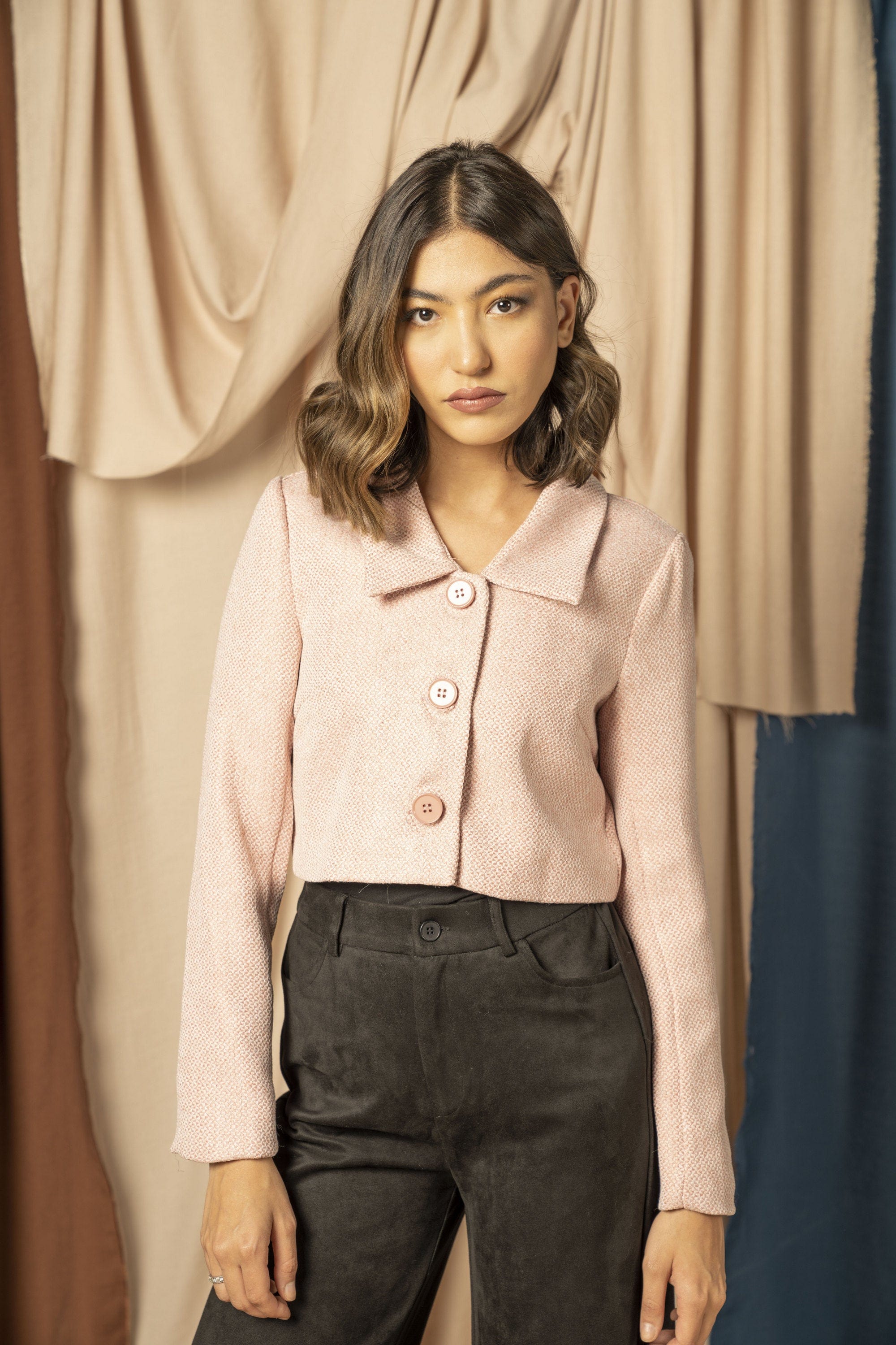 نتشي جاكيت نسائي قصير بياقة عريضة