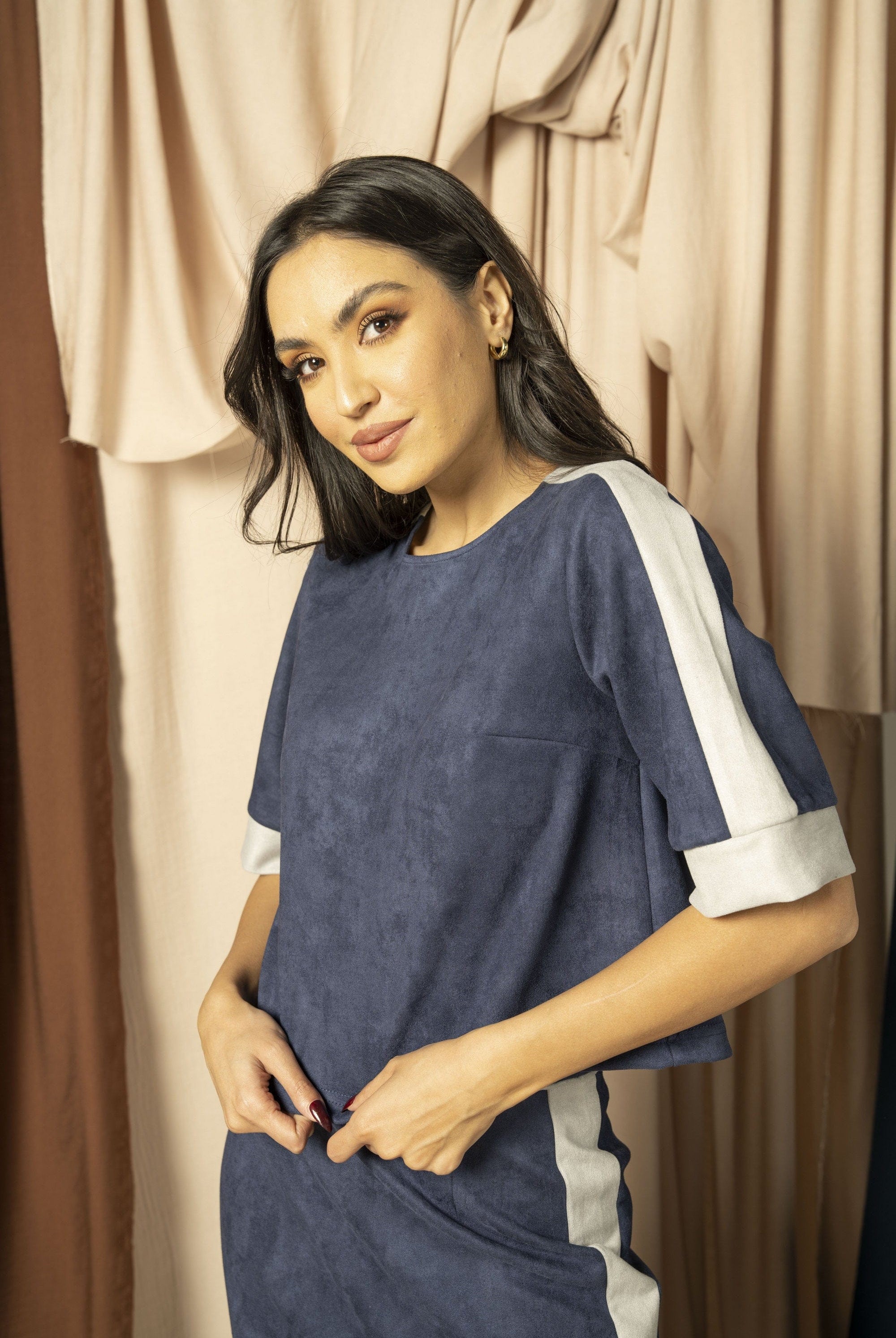 نتشي بلوزة شمواه بخط أبيض عريض علي الأكمام