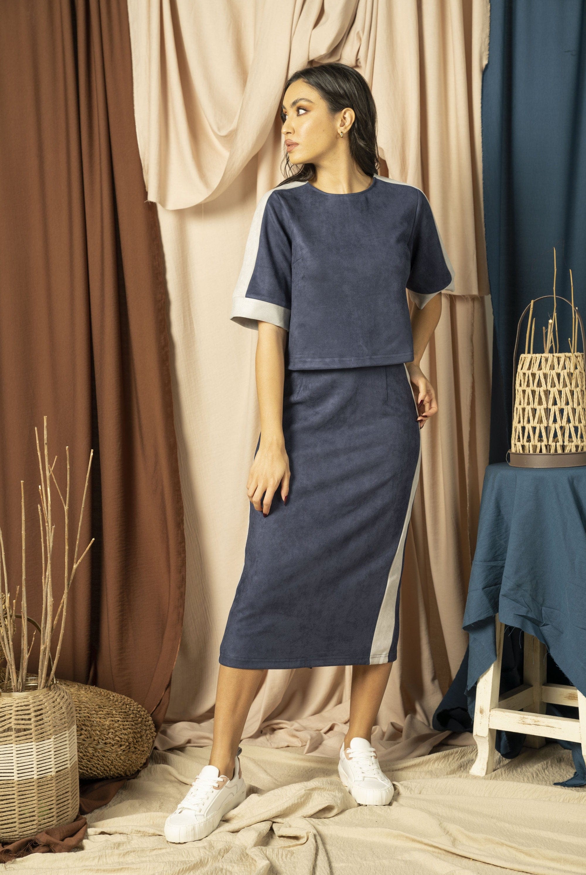 نتشي تنورة ميدي نسائية سادة مزينة بخط جانبي