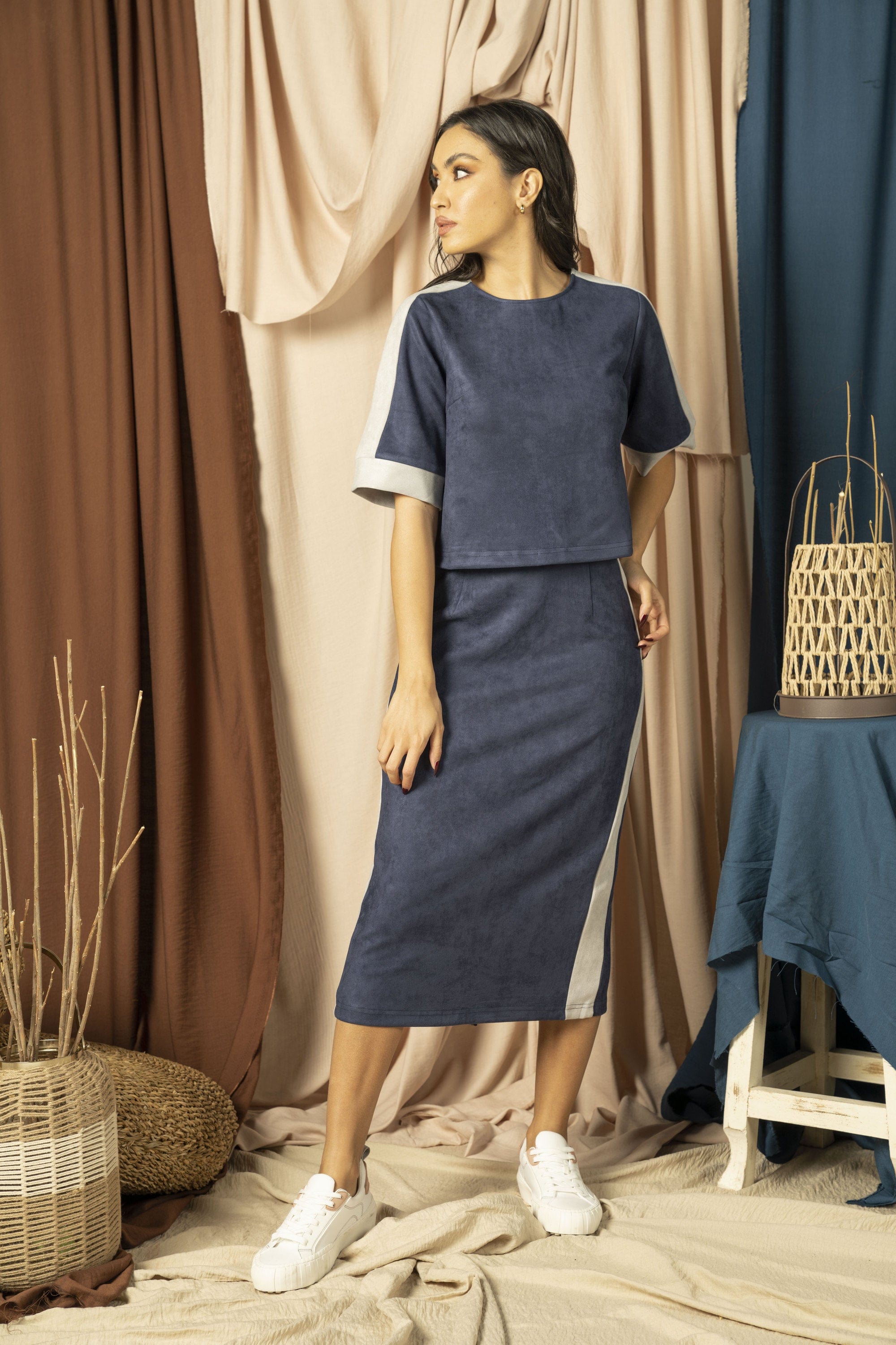 نتشي تنورة ميدي نسائية سادة مزينة بخط جانبي