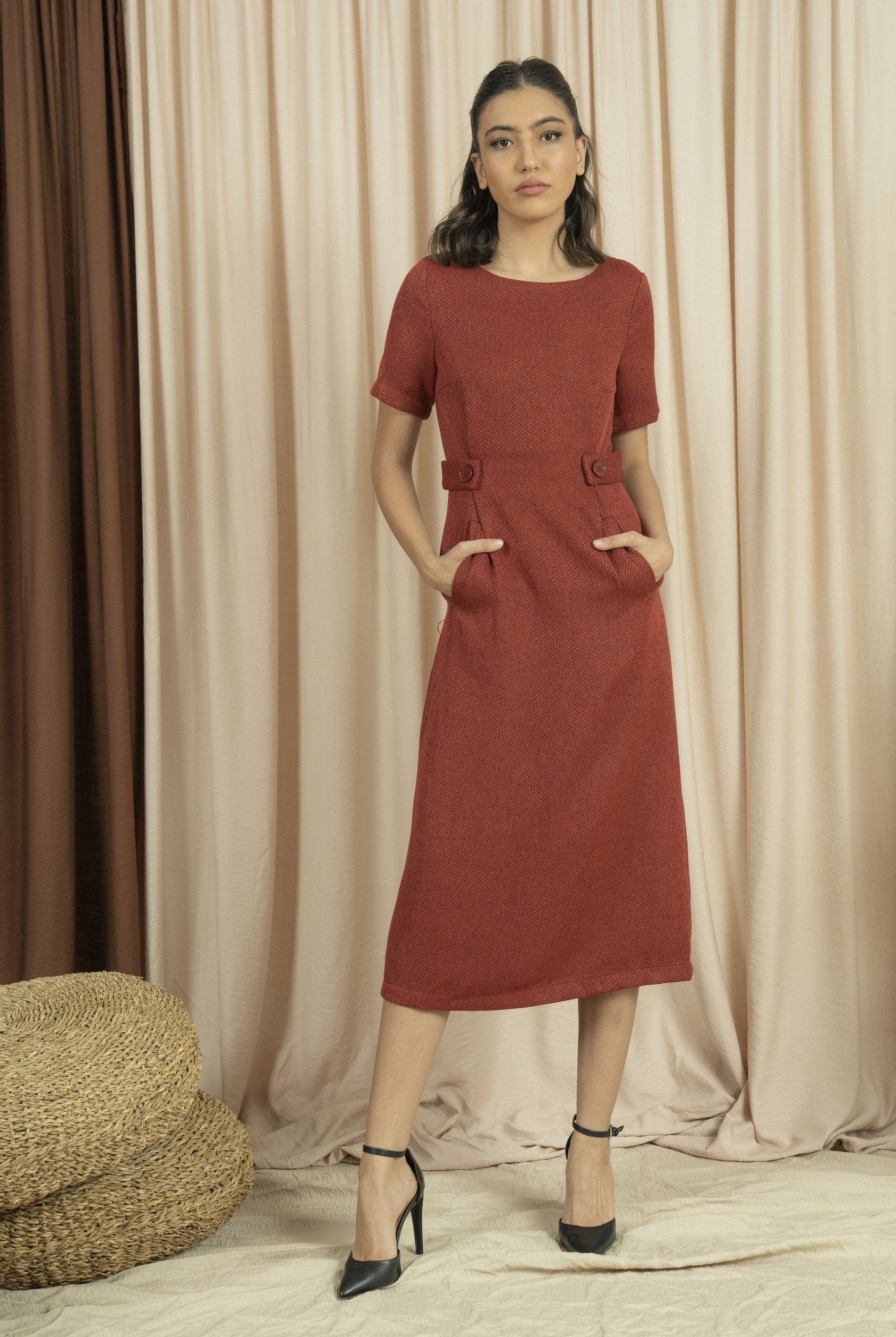 نتشي فستان ميدي بجيوب أمامية أحمر