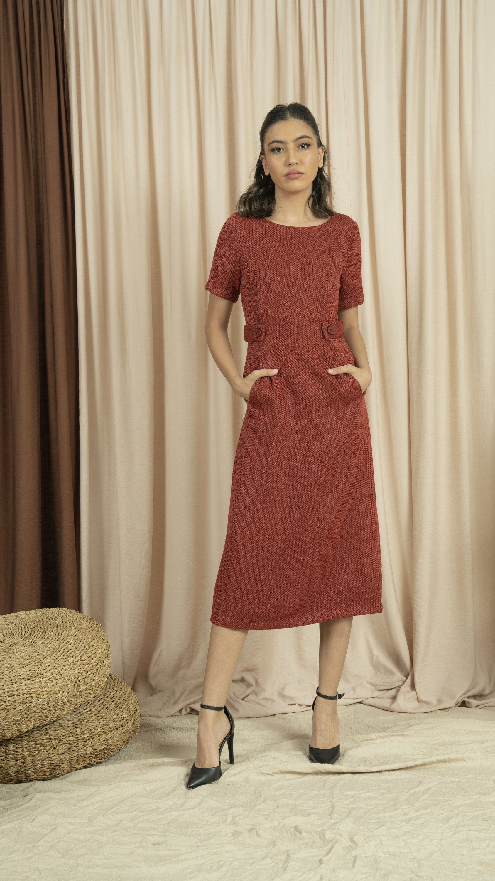 نتشي فستان ميدي بجيوب أمامية أحمر