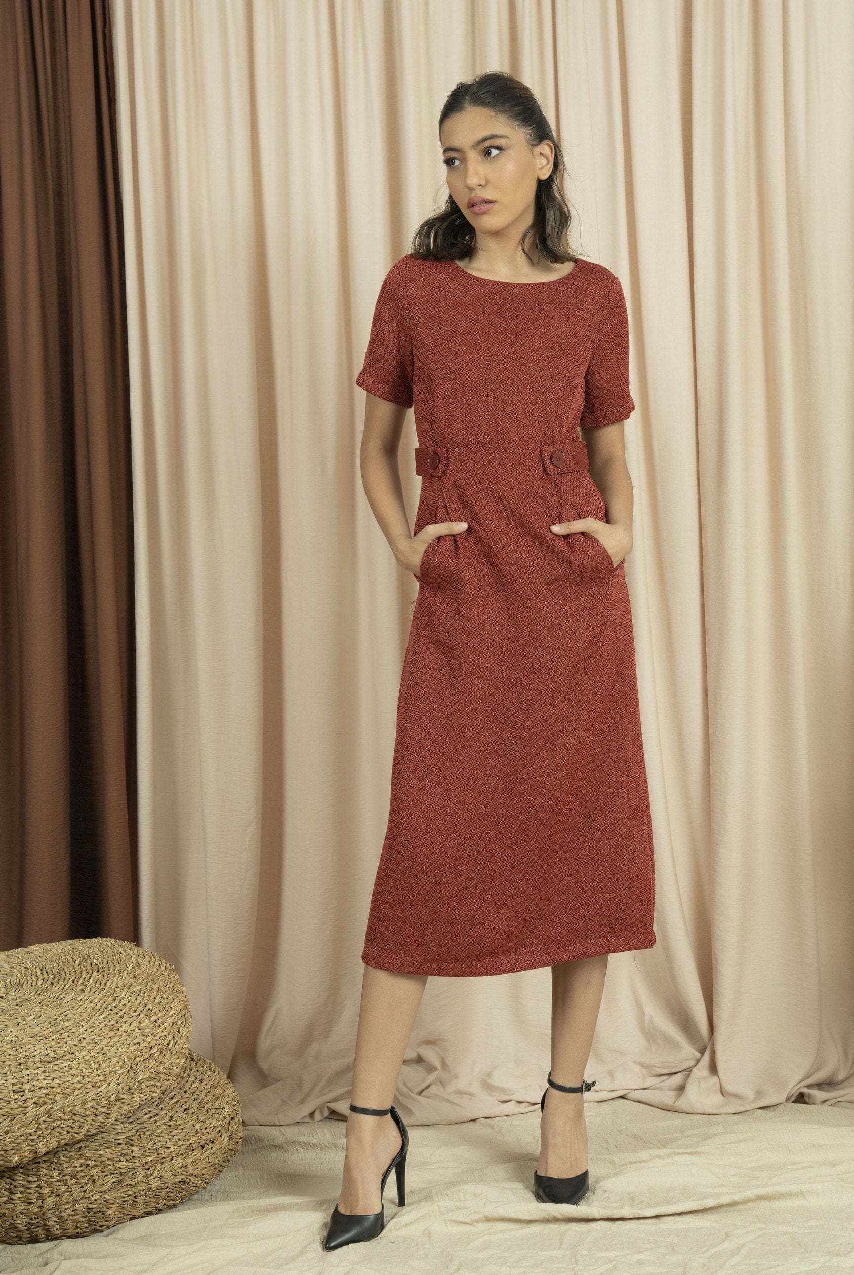 نتشي فستان ميدي بجيوب أمامية أحمر