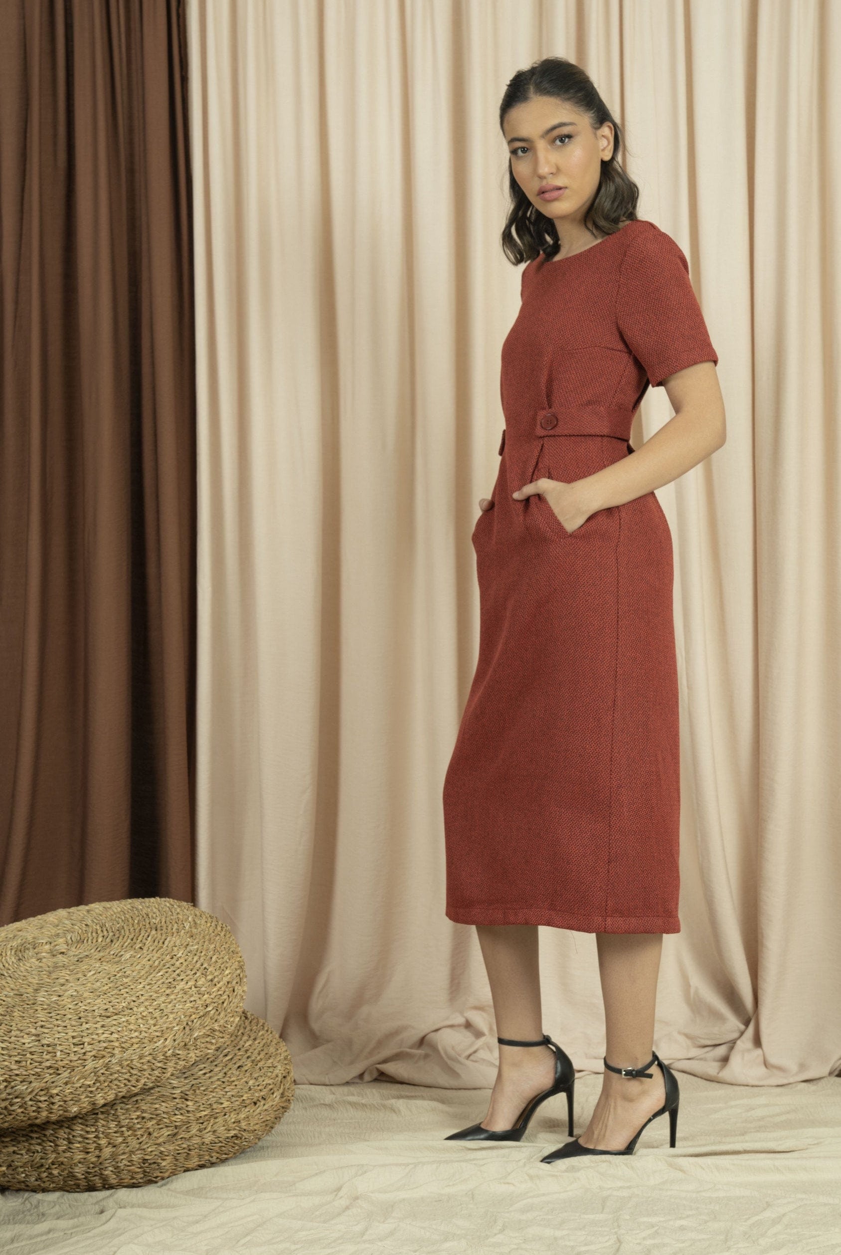 نتشي فستان ميدي بجيوب أمامية أحمر