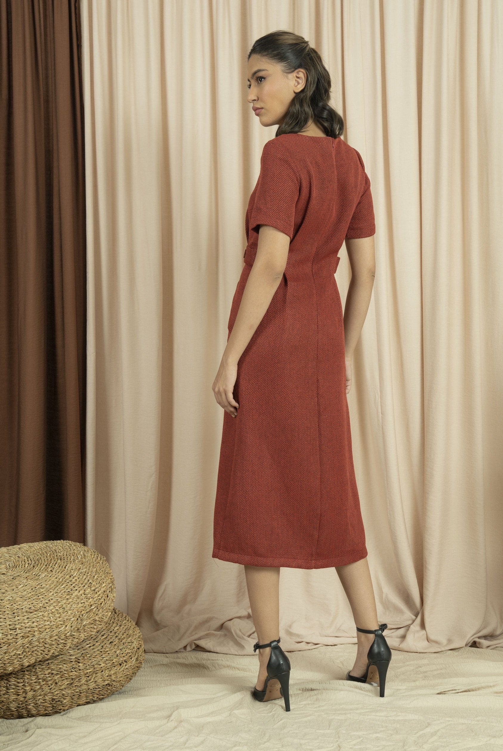 نتشي فستان ميدي بجيوب أمامية أحمر