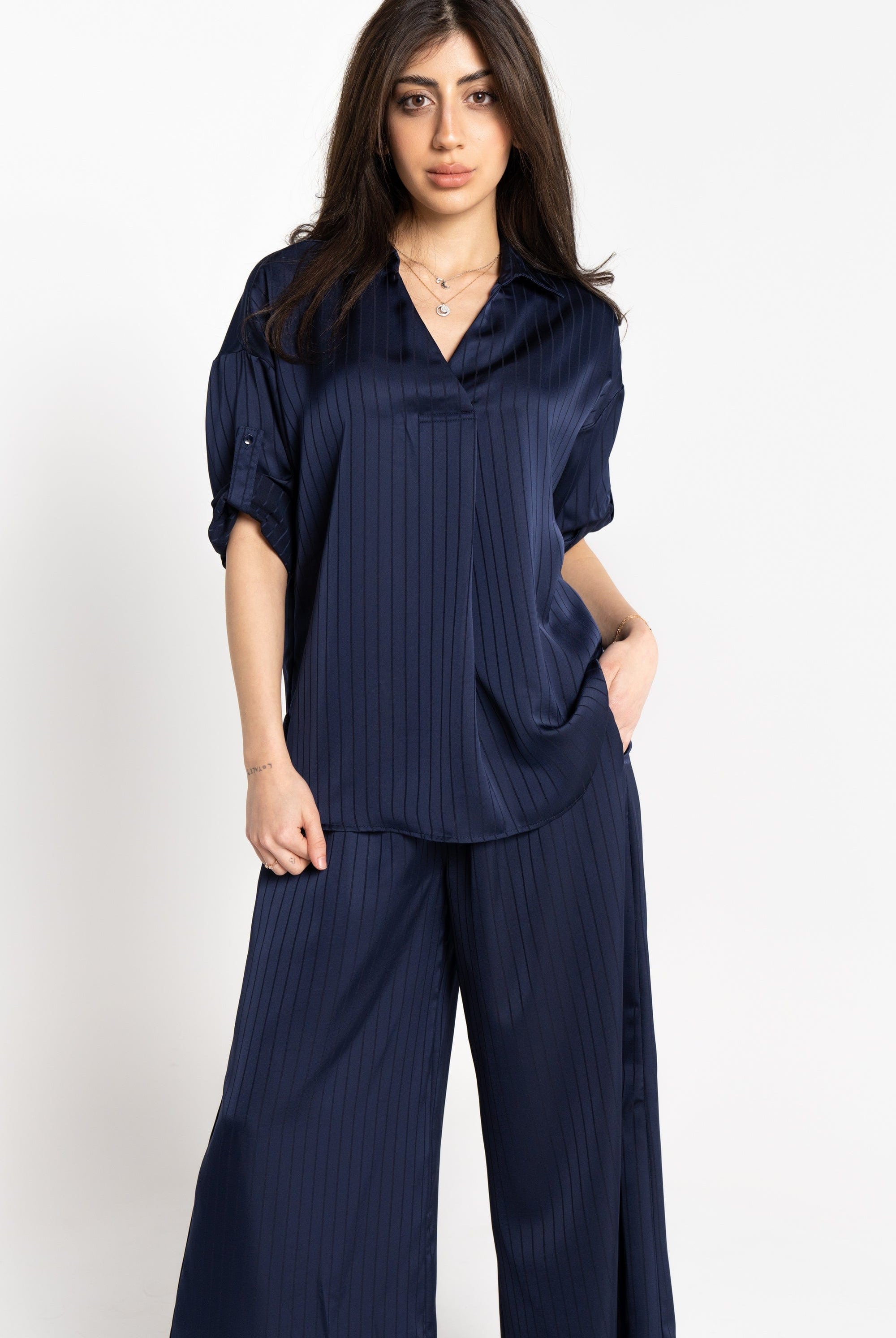 نتشي بلوزة نسائية سادة بياقة عريضة وفتحة رقبة سبعة