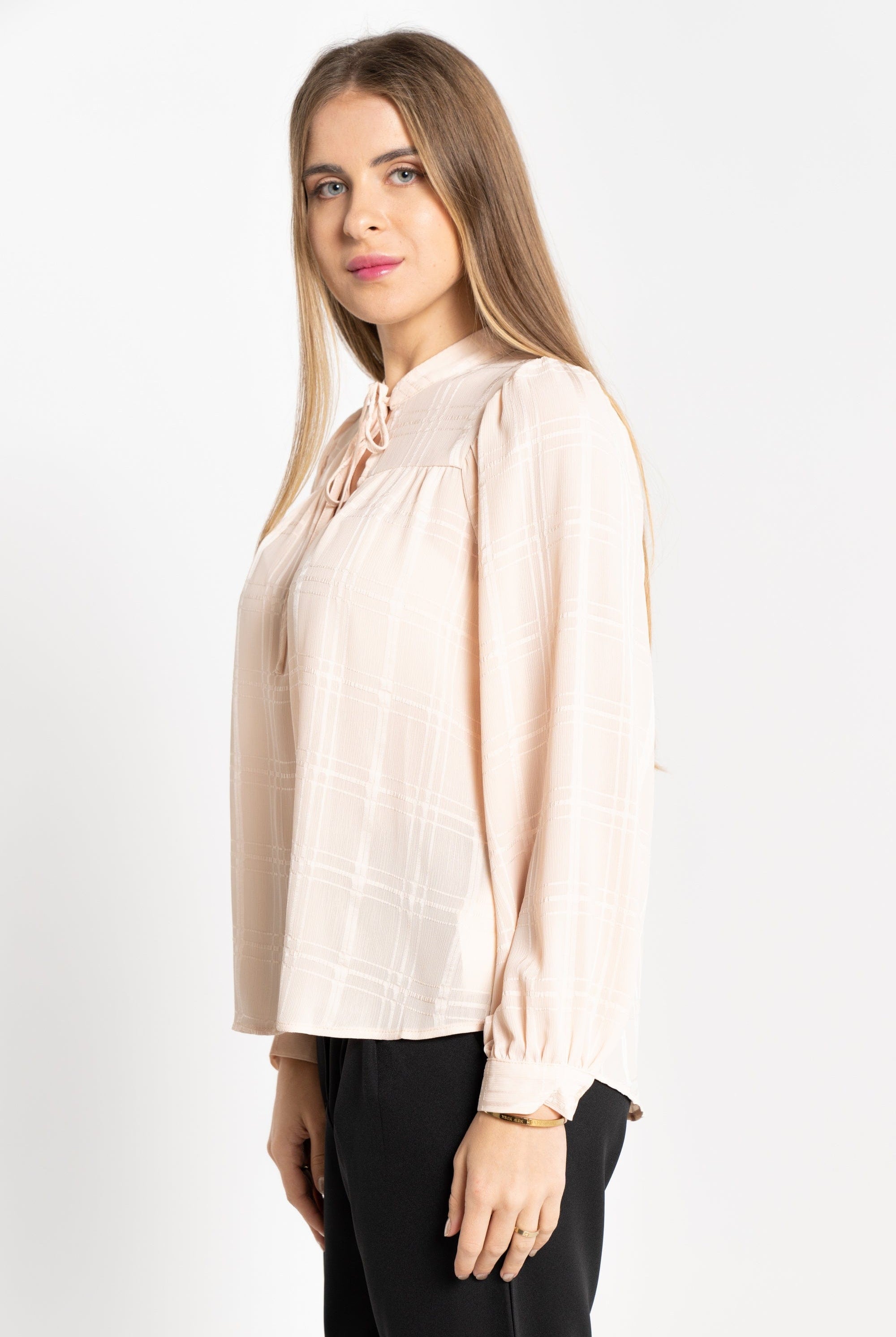 نتشي بلوزة بأكمام طويلة سادة بفتحة صدر