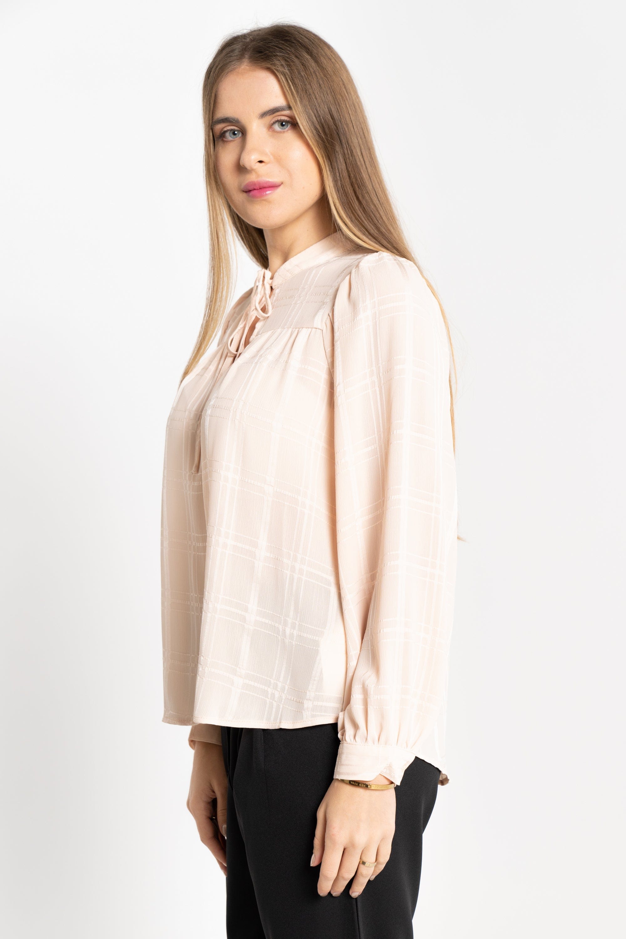 نتشي بلوزة بأكمام طويلة سادة بفتحة صدر