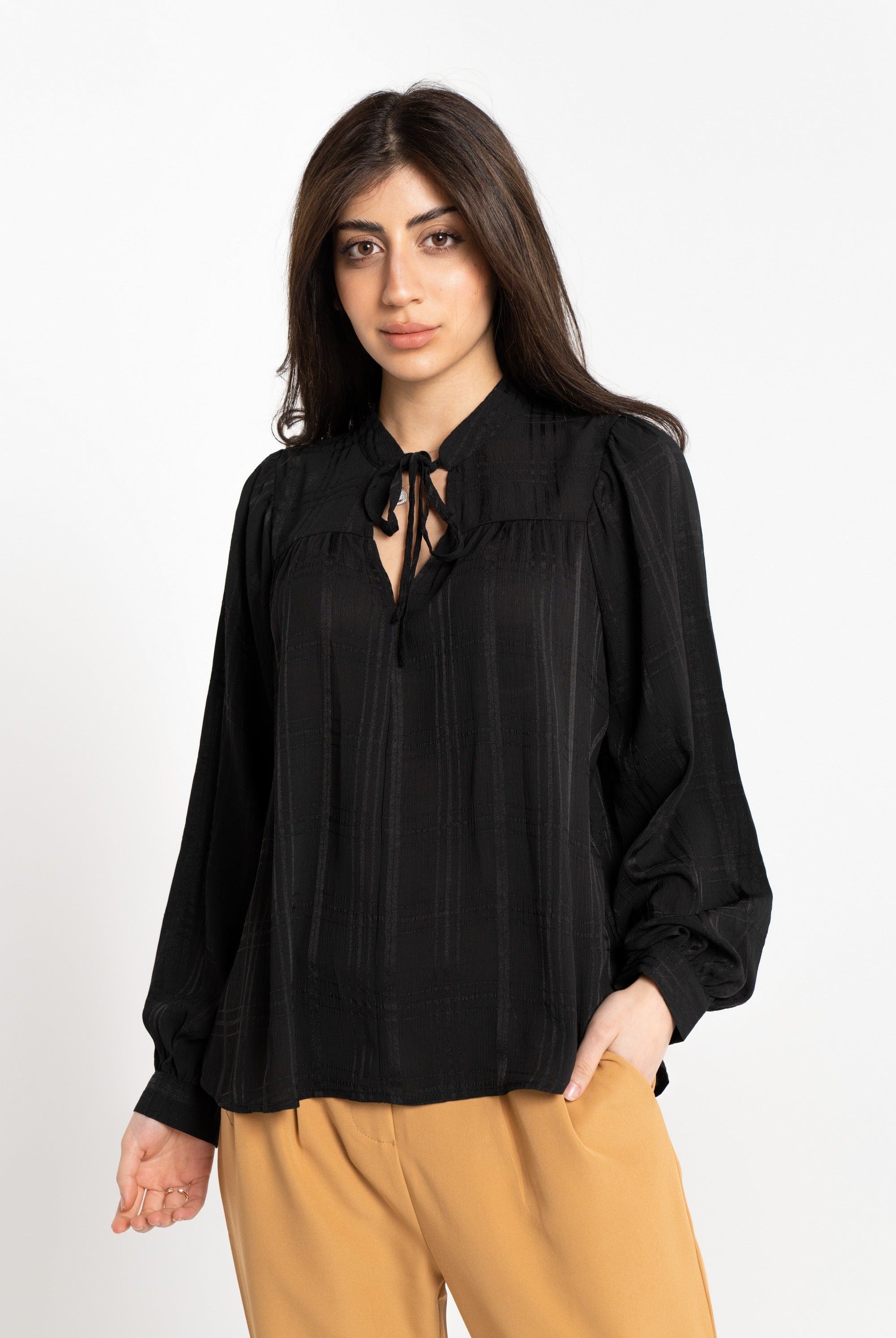 نتشي بلوزة بأكمام طويلة سادة بفتحة صدر