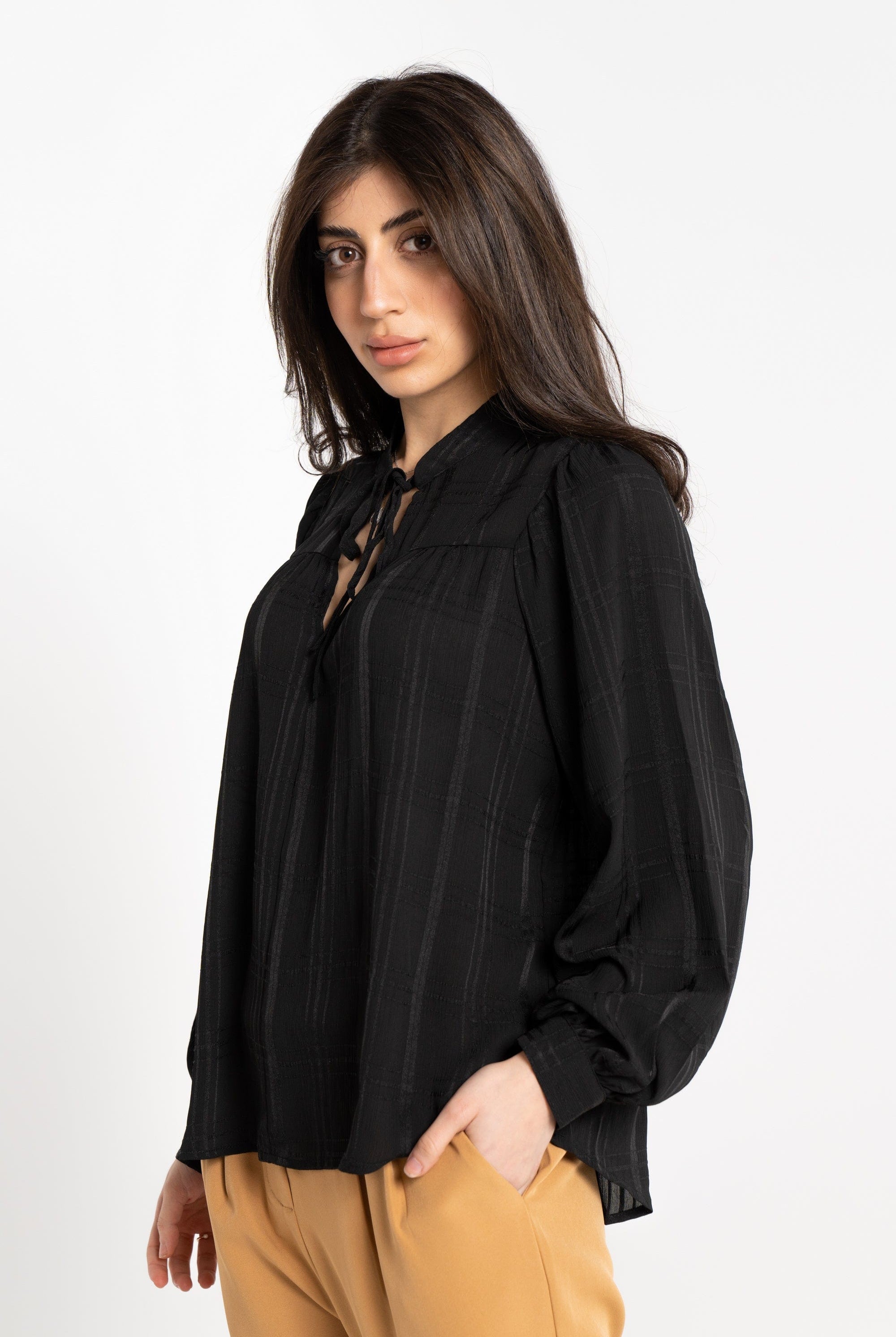 نتشي بلوزة بأكمام طويلة سادة بفتحة صدر