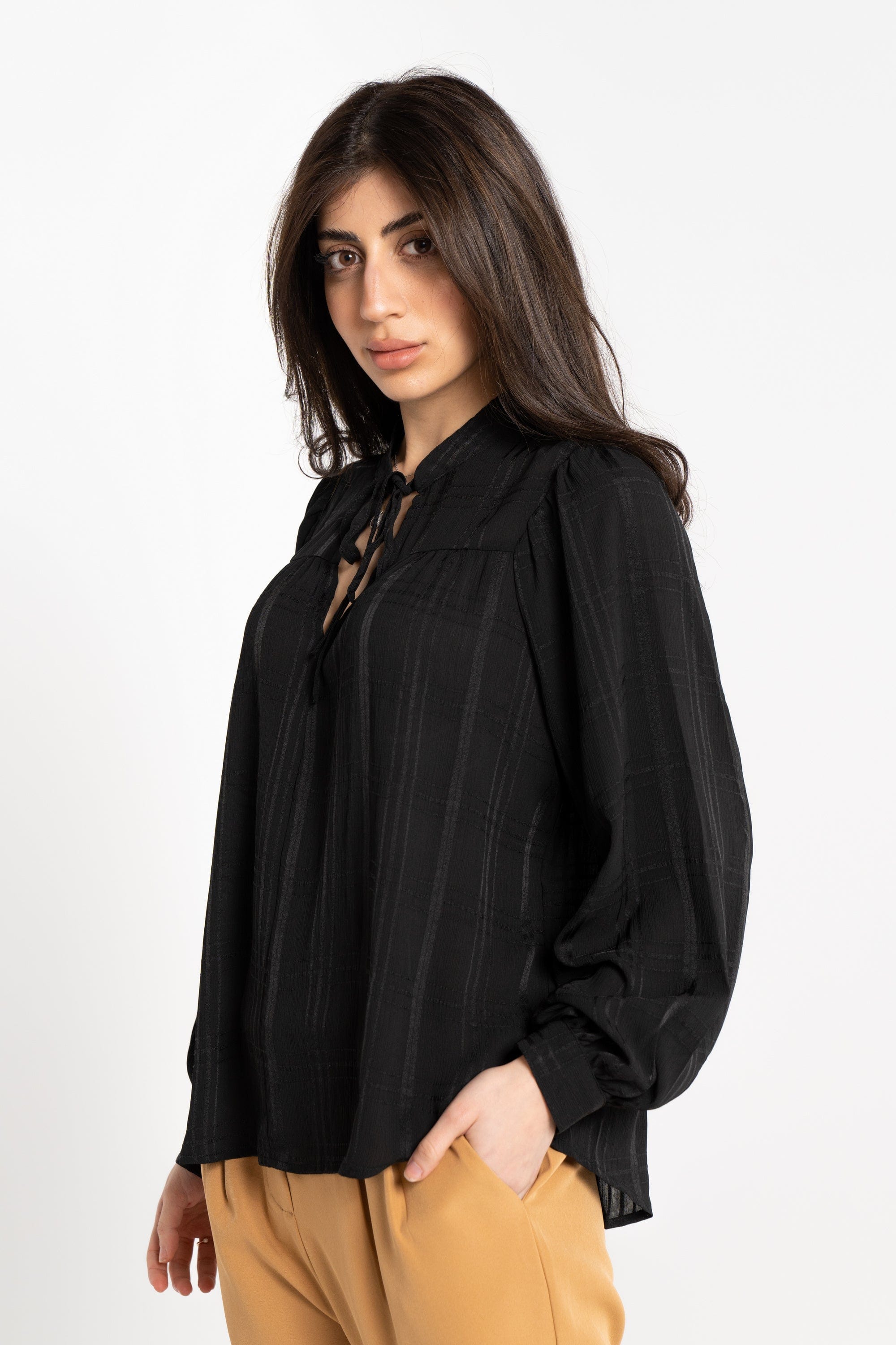 نتشي بلوزة بأكمام طويلة سادة بفتحة صدر