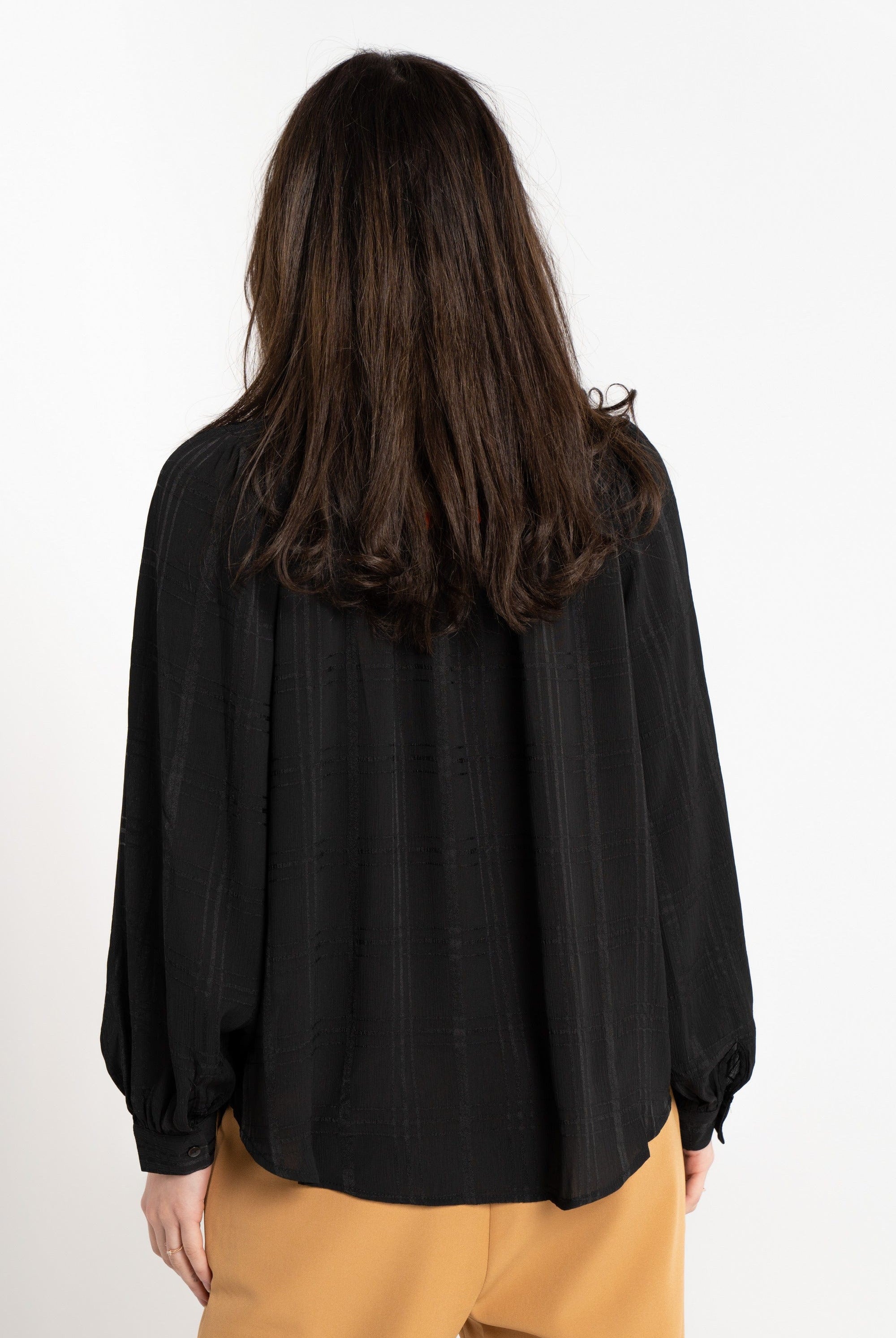 نتشي بلوزة بأكمام طويلة سادة بفتحة صدر