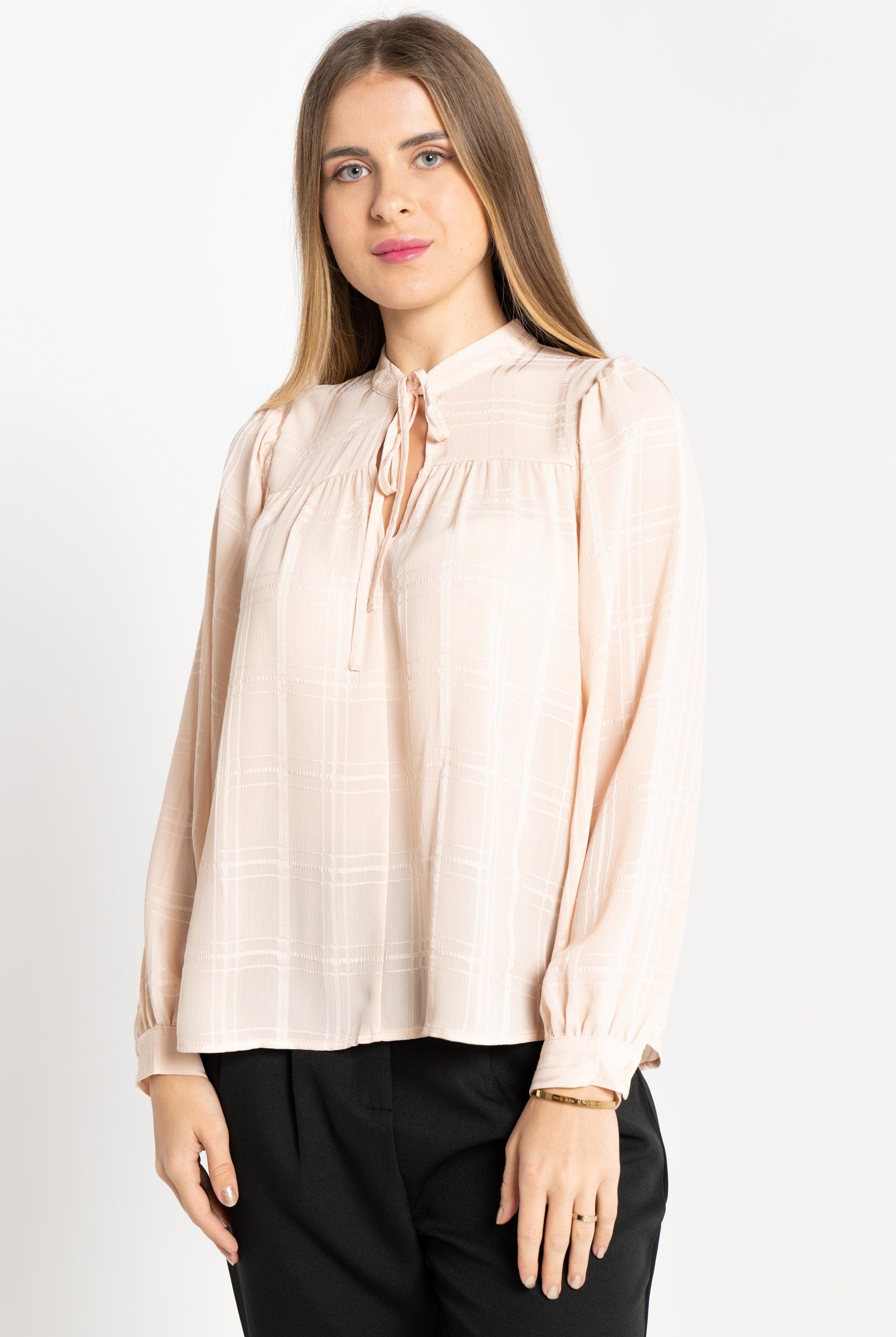 نتشي بلوزة بأكمام طويلة سادة بفتحة صدر