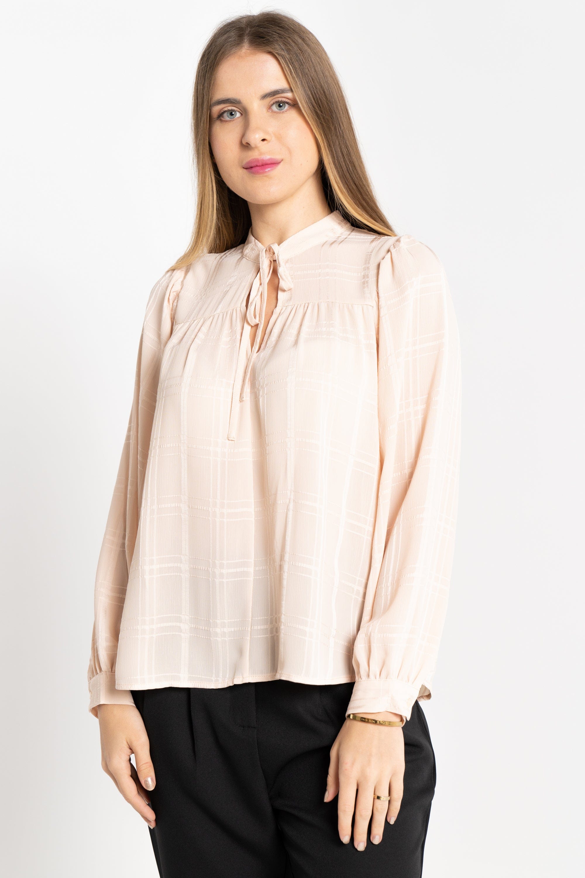 نتشي بلوزة بأكمام طويلة سادة بفتحة صدر