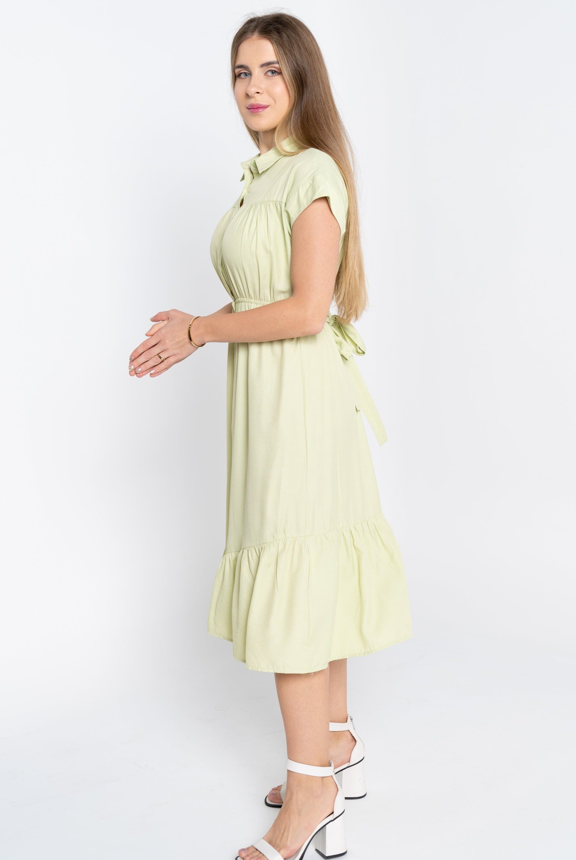 نتشي فستان ميدي تصميم قميص بأكمام قصيرة وأزرار أمامية