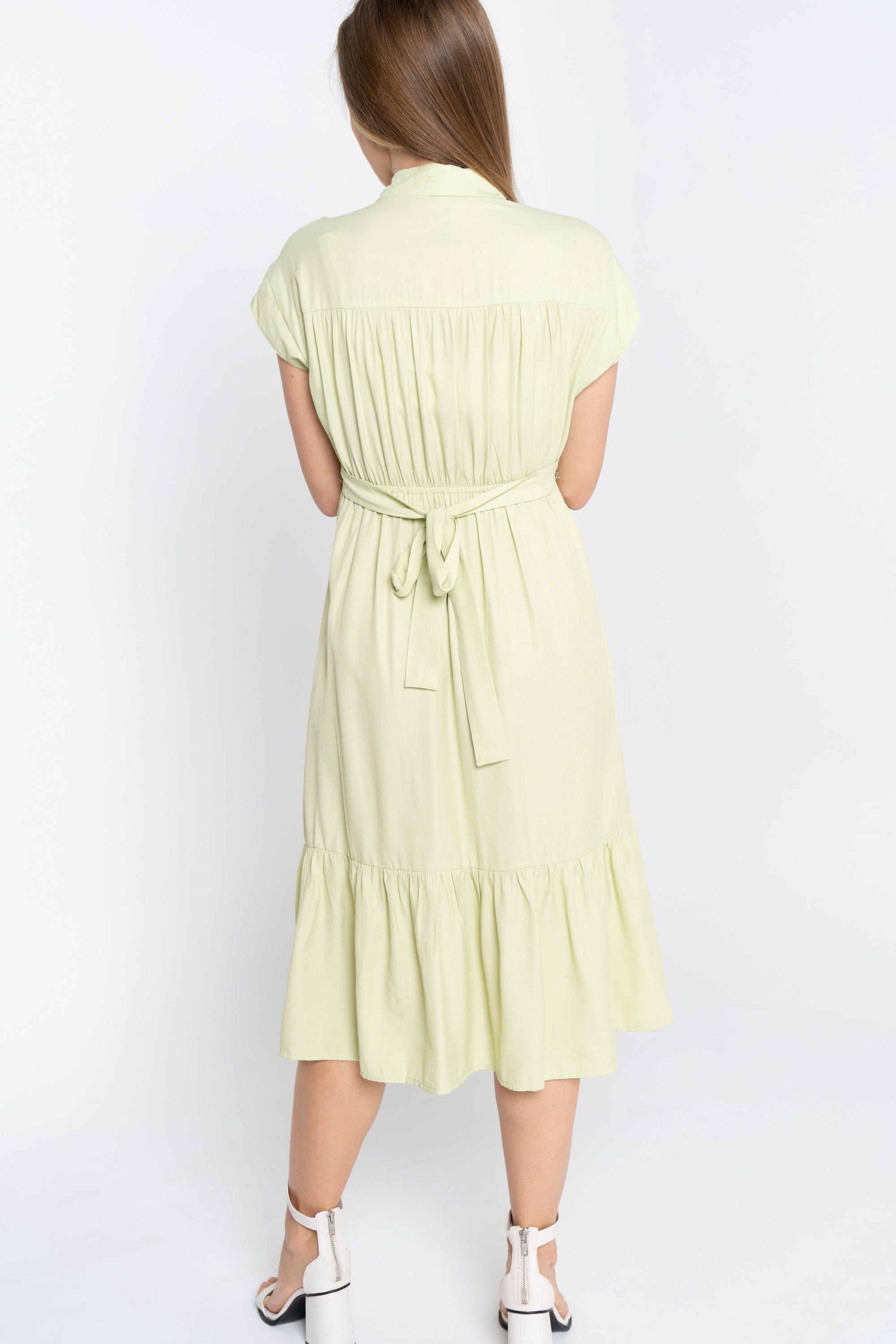 نتشي فستان ميدي تصميم قميص بأكمام قصيرة وأزرار أمامية