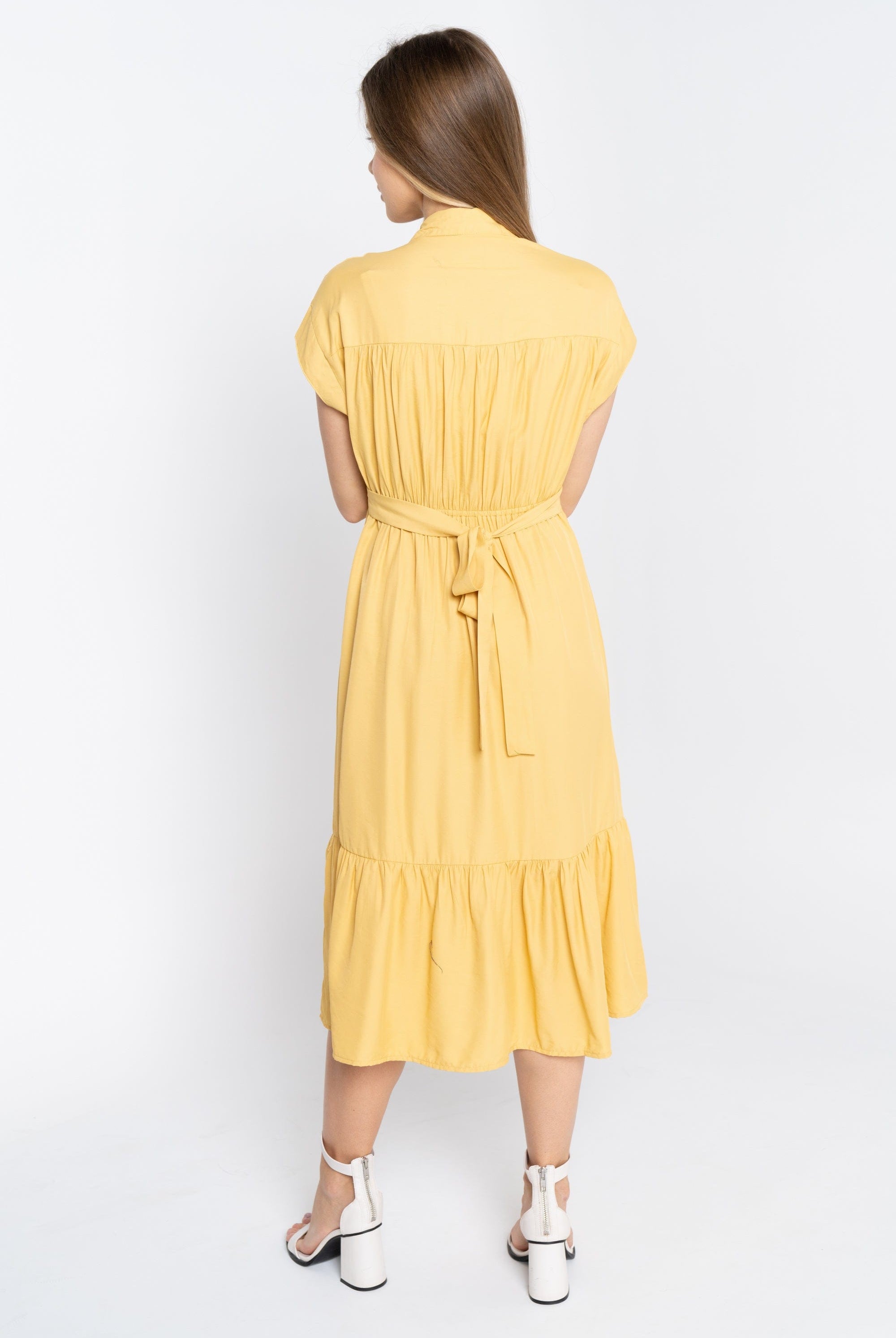 نتشي فستان ميدي تصميم قميص بأكمام قصيرة وأزرار أمامية