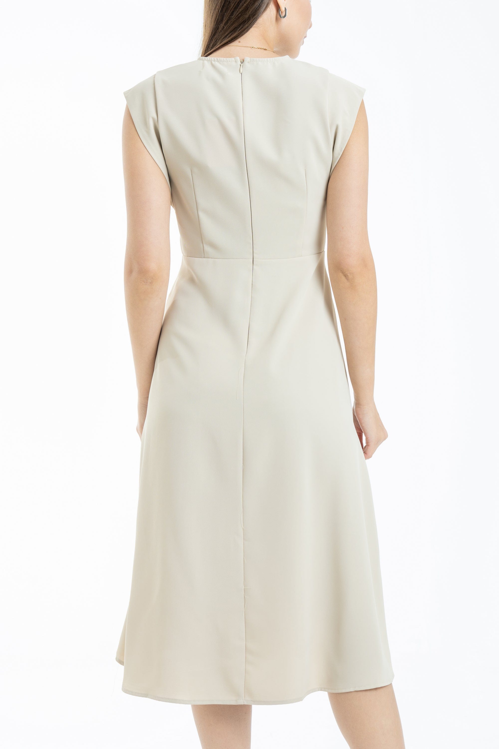 نتشي فستان ميدي بفتحة صدر سبعة لف وأكمام قصيرة