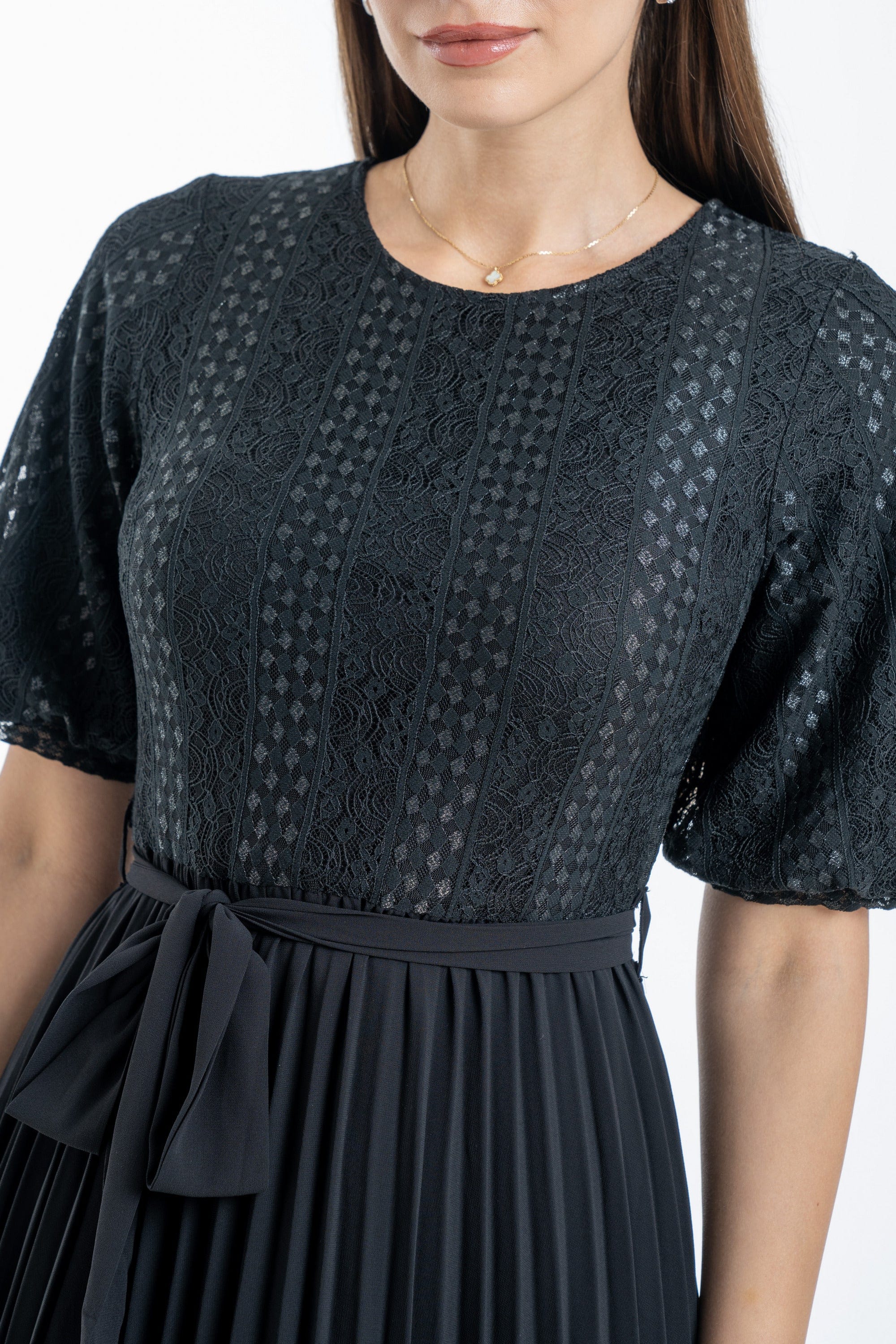 نتشي فستان بليسية بأكمام قصيرة وحزام على الخصر