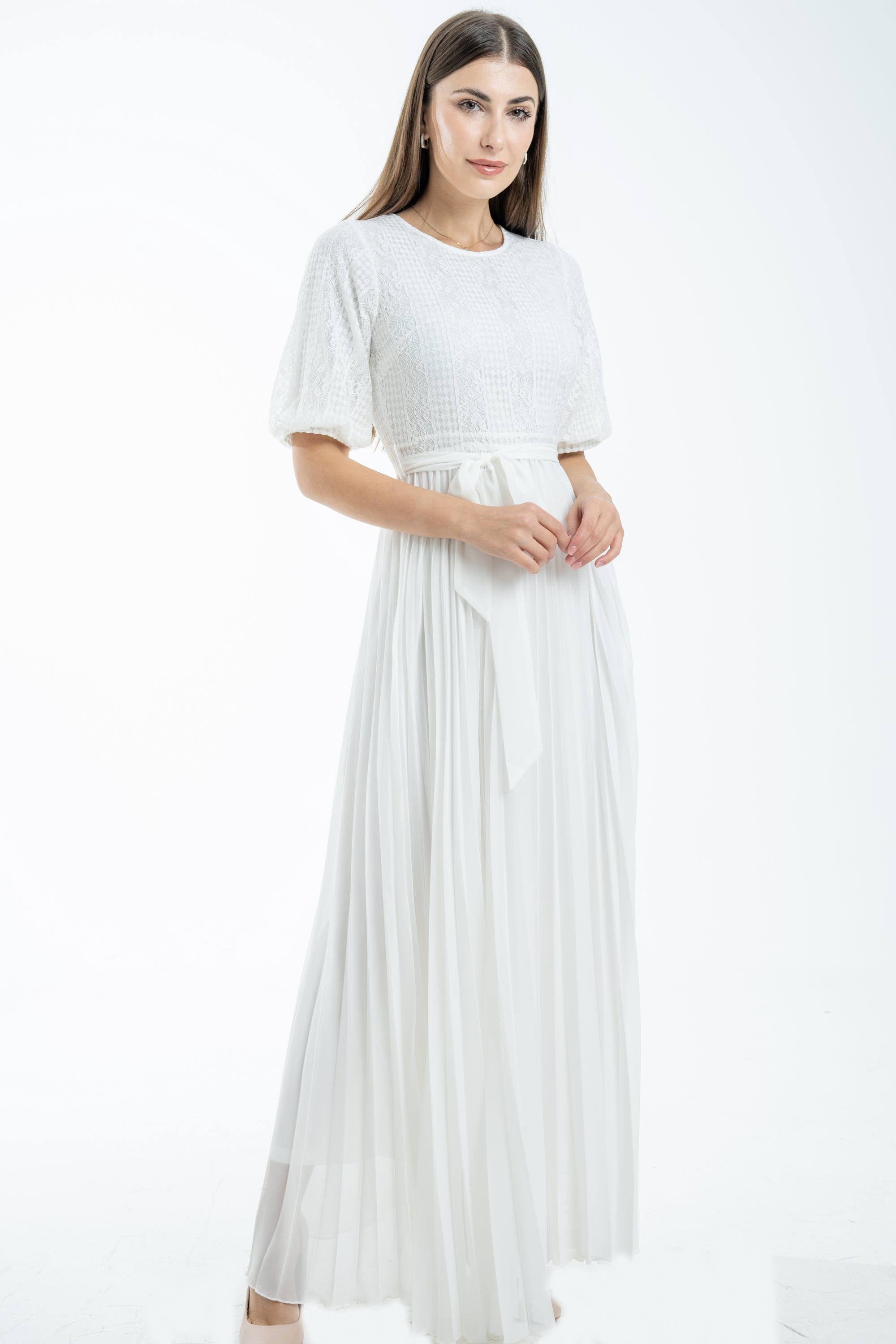 نتشي فستان بليسية بأكمام قصيرة وحزام على الخصر