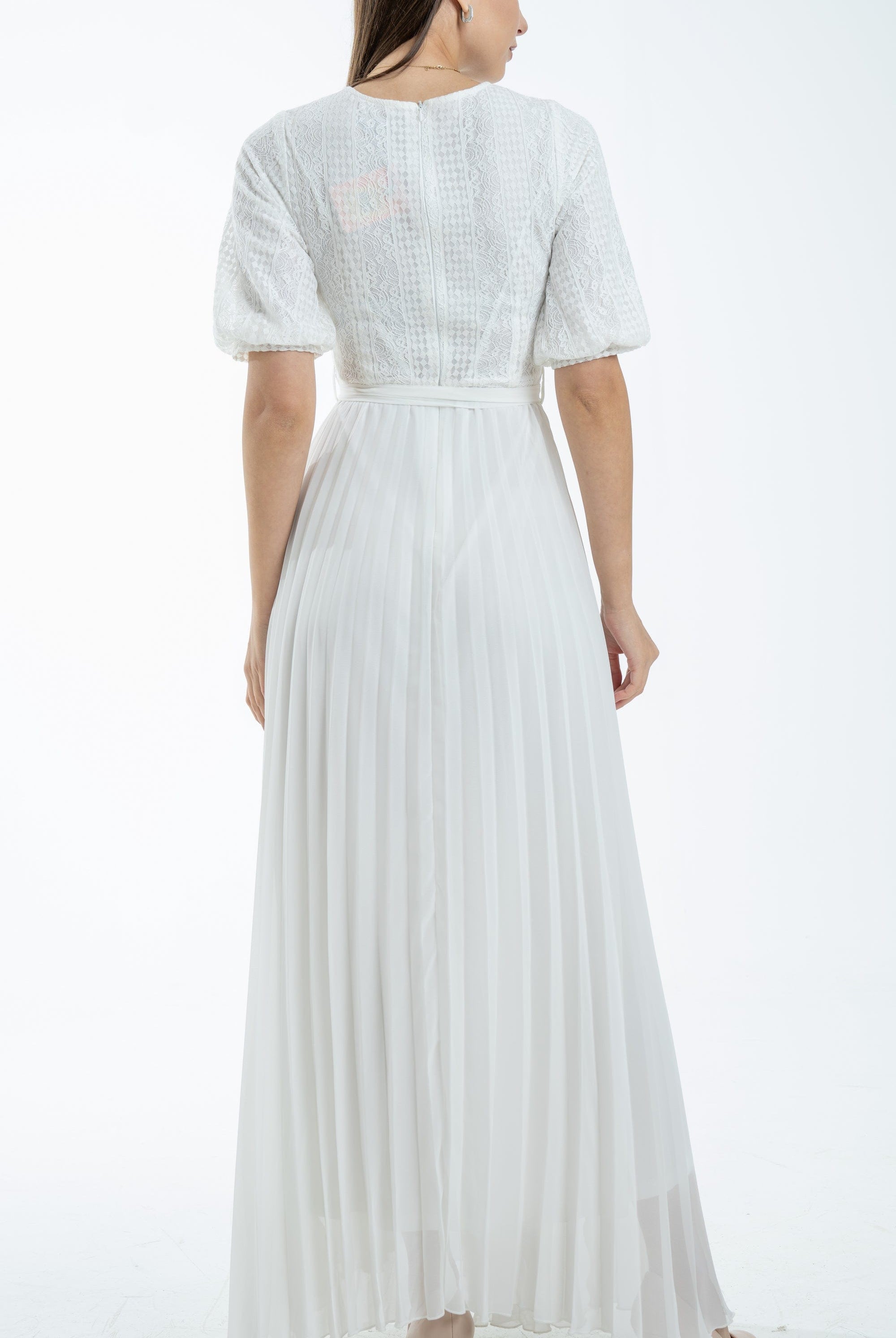 نتشي فستان بليسية بأكمام قصيرة وحزام على الخصر