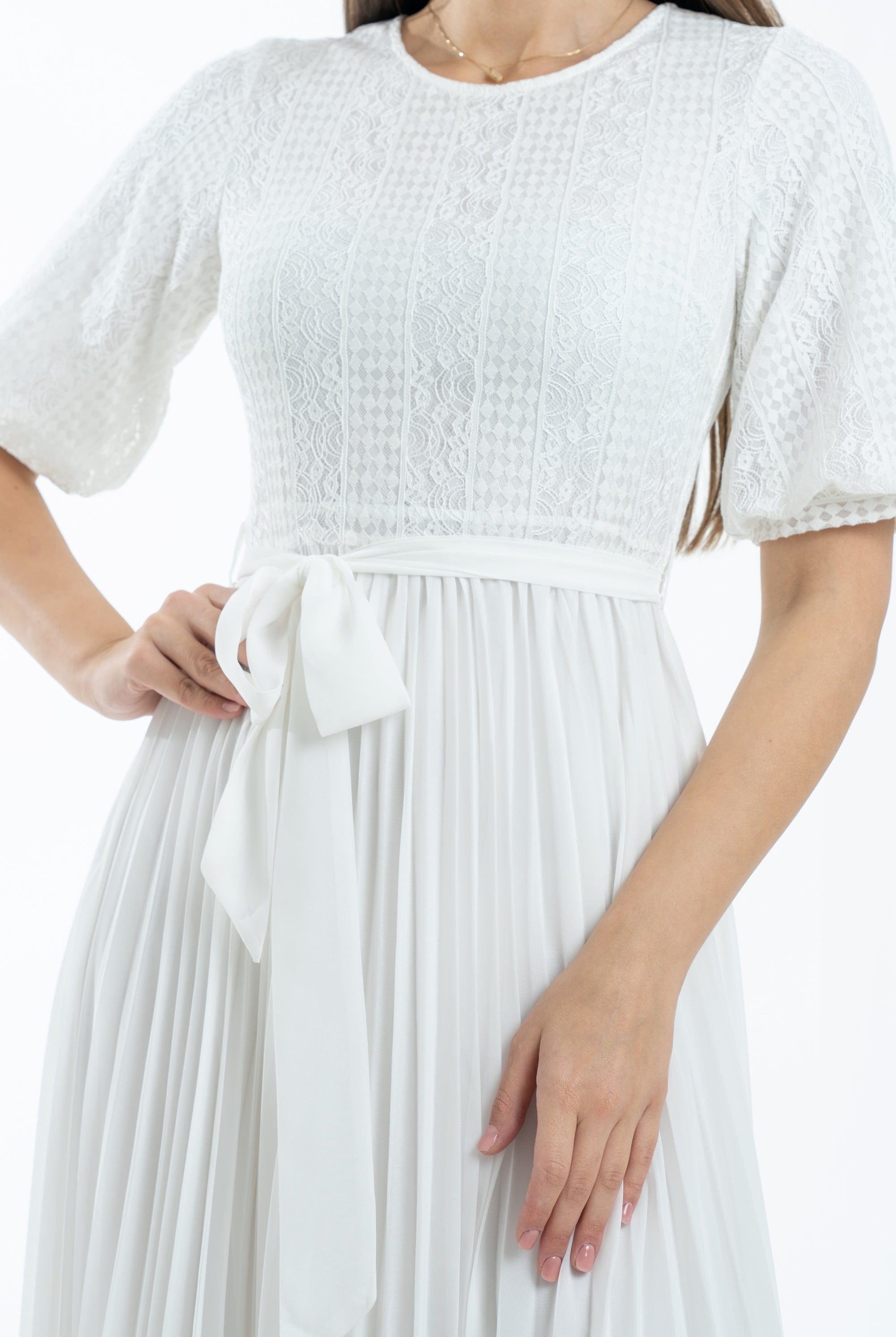 نتشي فستان بليسية بأكمام قصيرة وحزام على الخصر