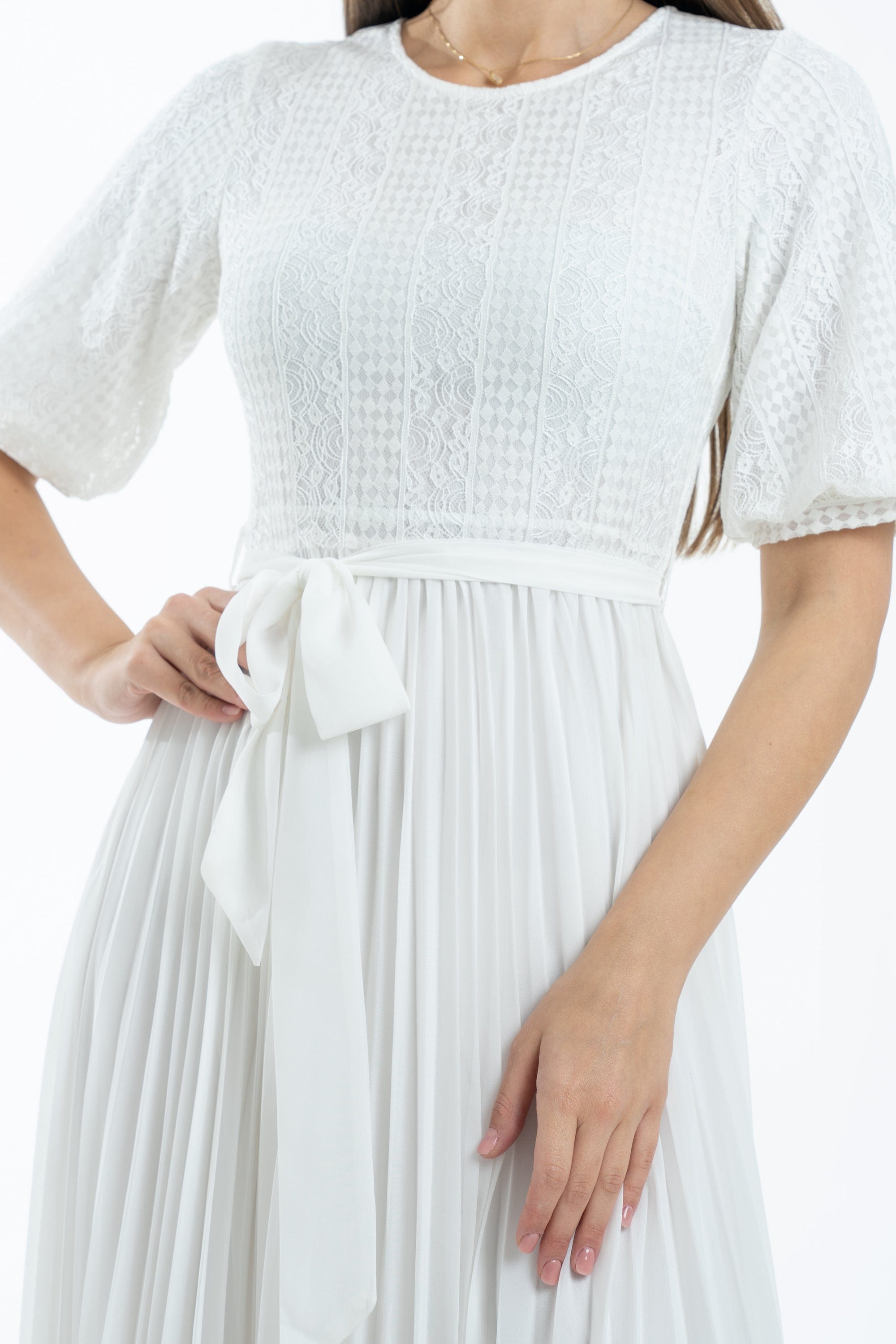 نتشي فستان بليسية بأكمام قصيرة وحزام على الخصر