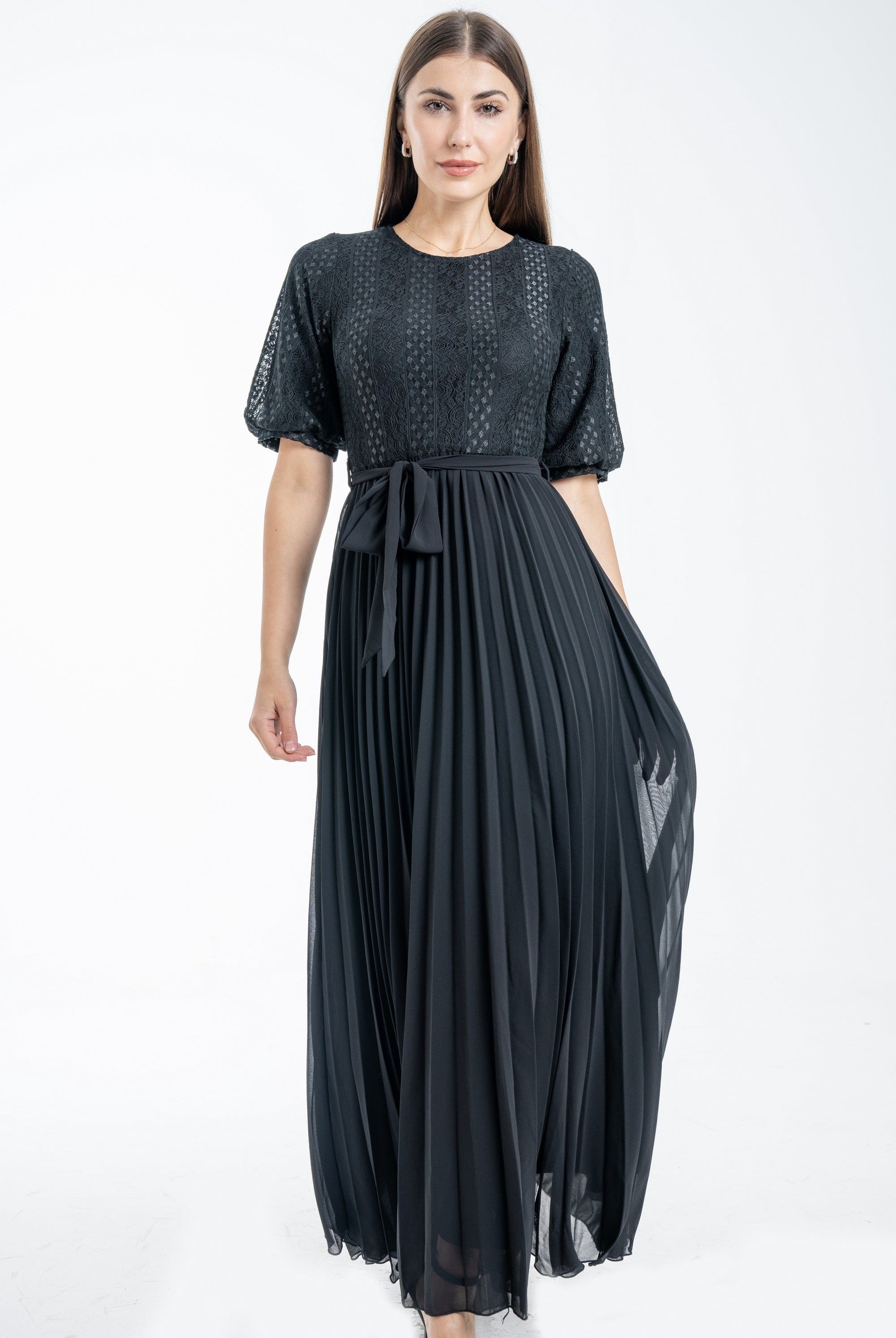 نتشي فستان بليسية بأكمام قصيرة وحزام على الخصر