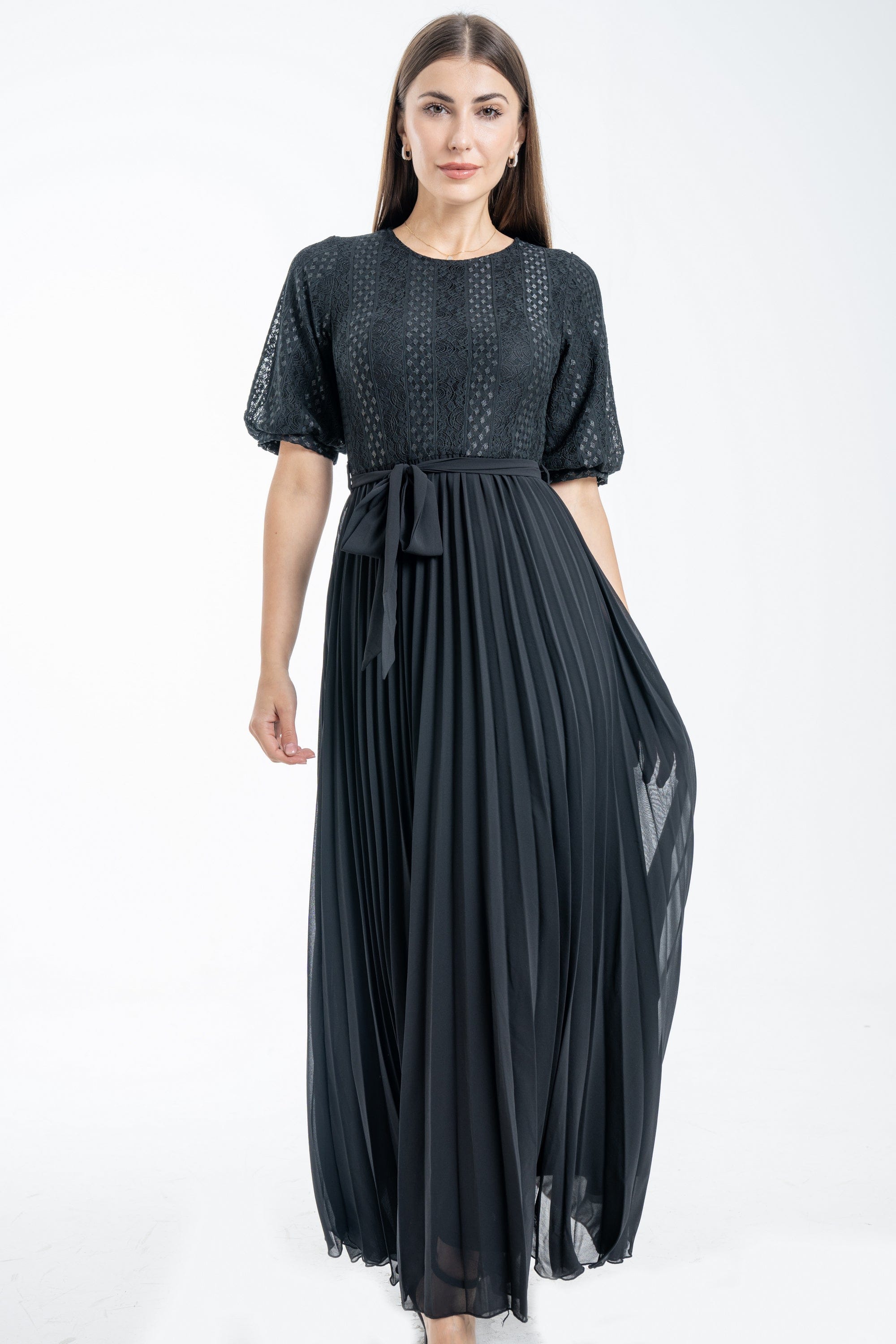 نتشي فستان بليسية بأكمام قصيرة وحزام على الخصر