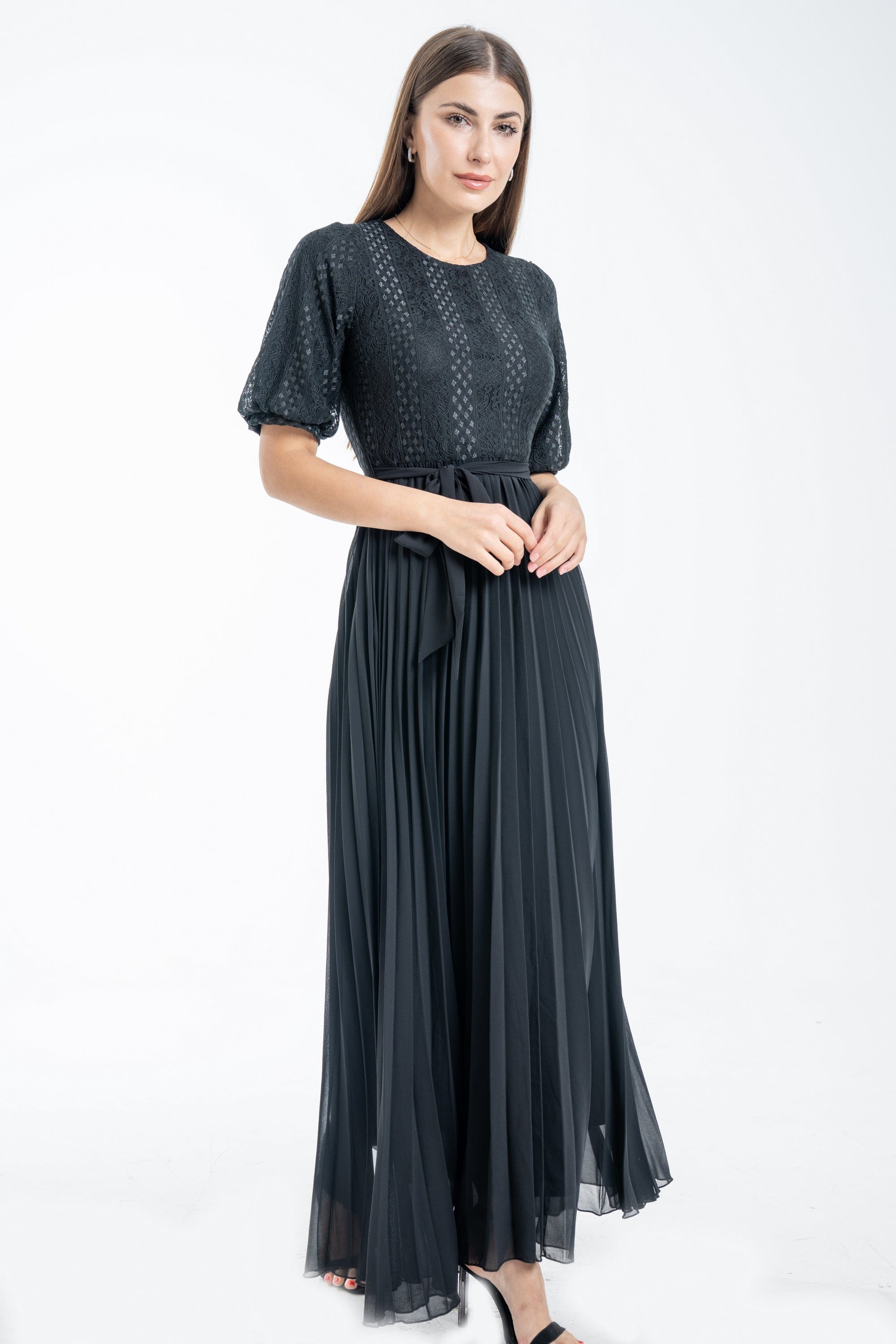 نتشي فستان بليسية بأكمام قصيرة وحزام على الخصر