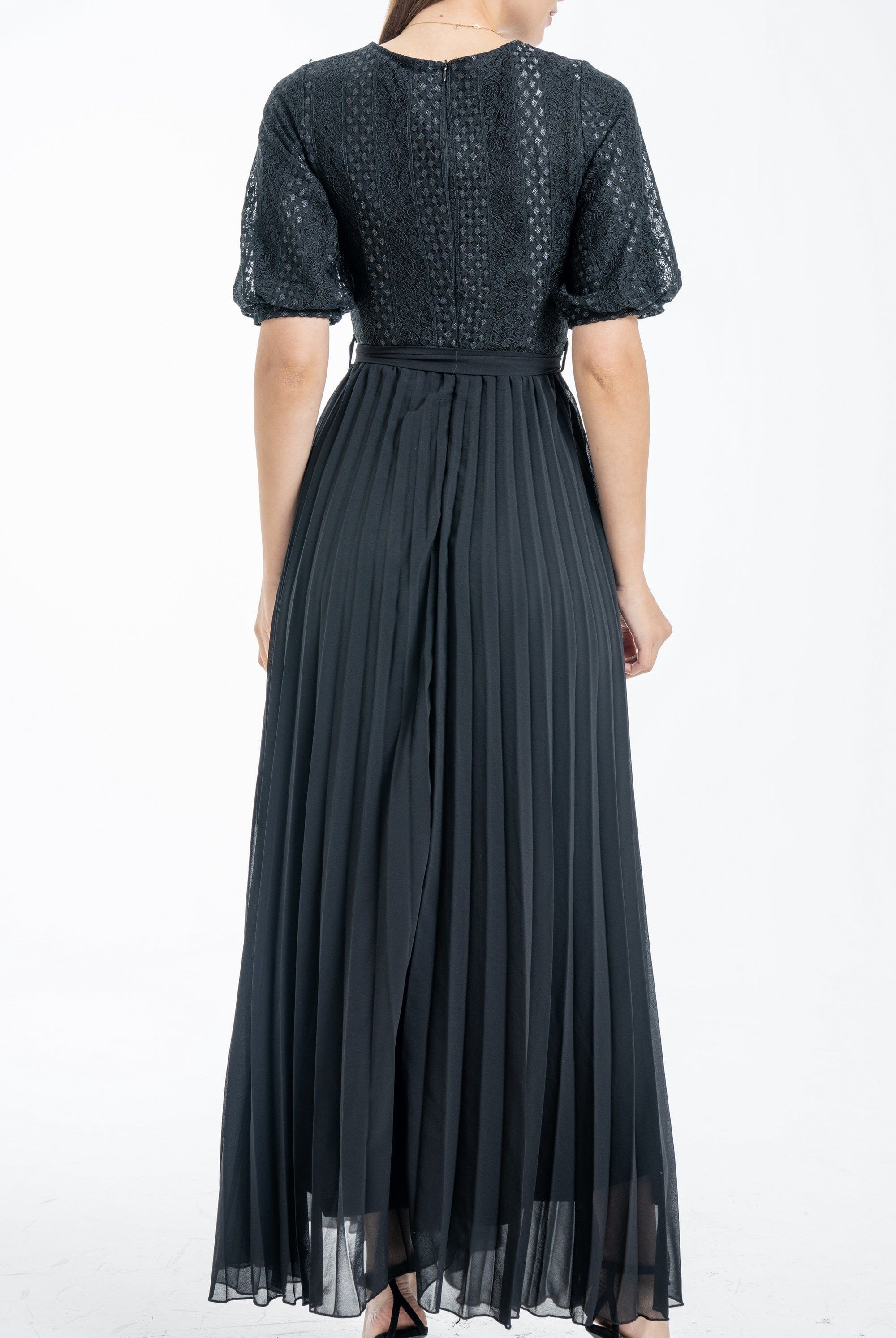 نتشي فستان بليسية بأكمام قصيرة وحزام على الخصر