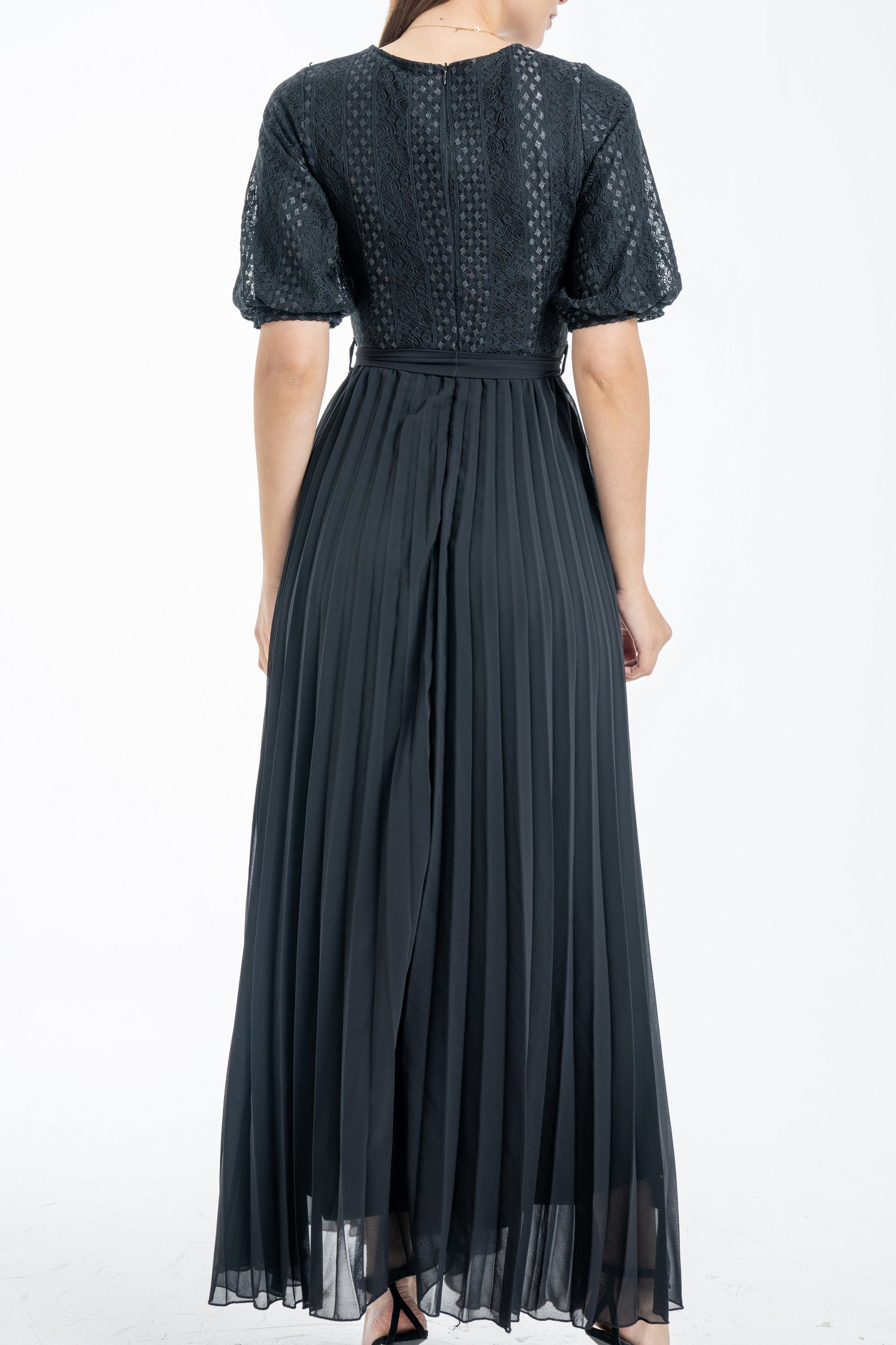 نتشي فستان بليسية بأكمام قصيرة وحزام على الخصر