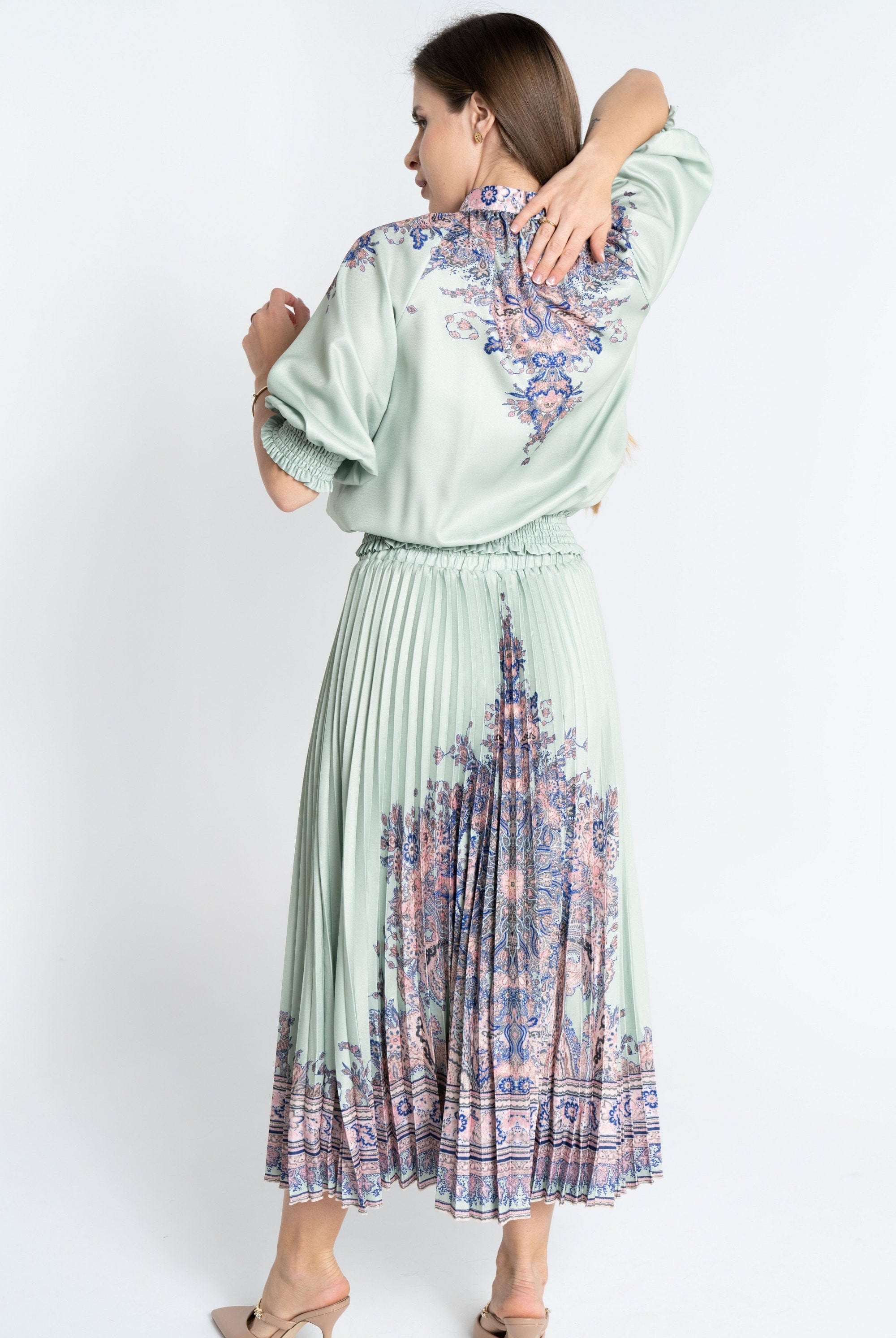 نتشي توب كلاسيك منقوش من الصدر بأزرار أمامية وياقة 3/4 كم بف نسائي