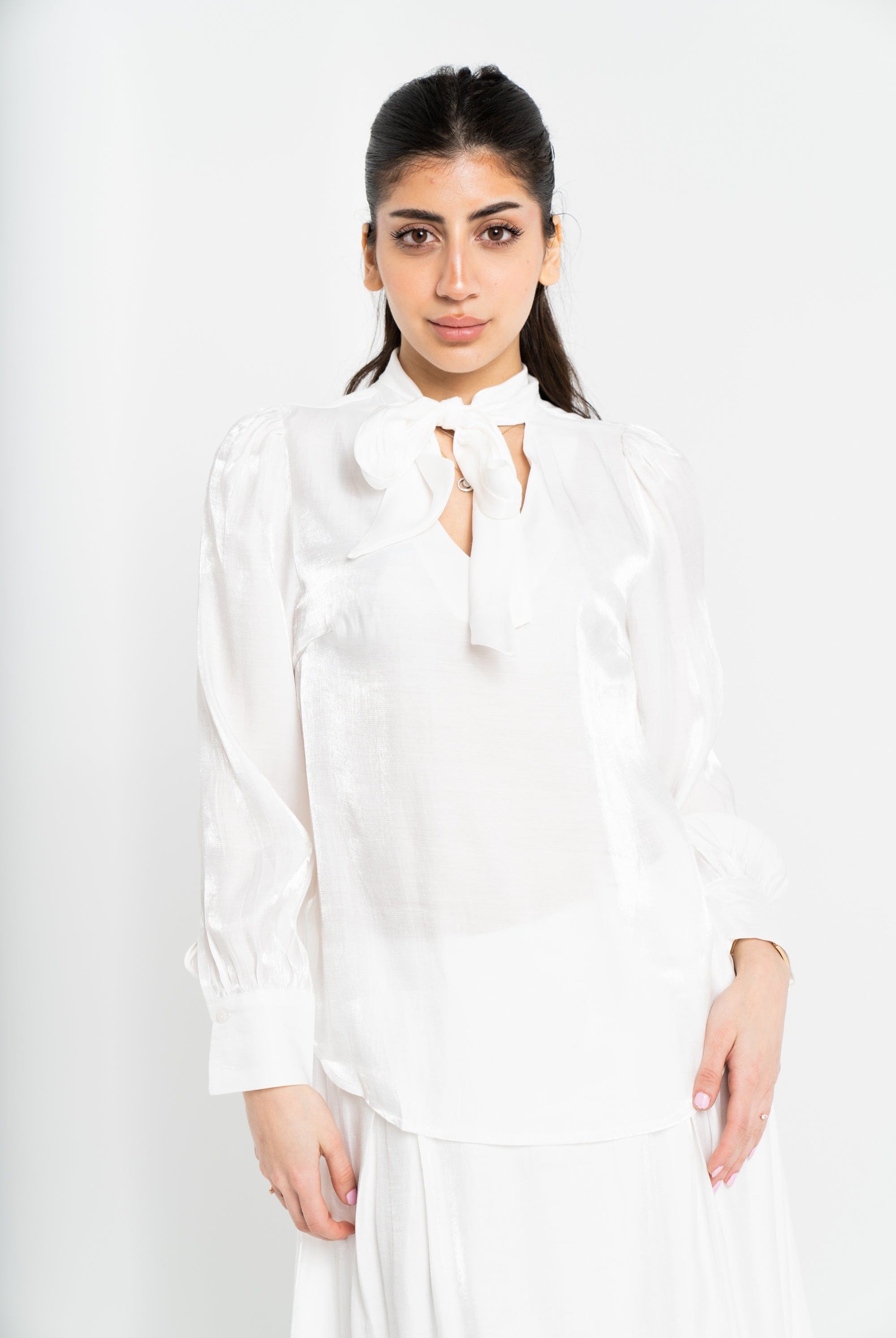 نتشي بلوزة سادة سواريه كم طويل بف نسائي مع ربطة عنق