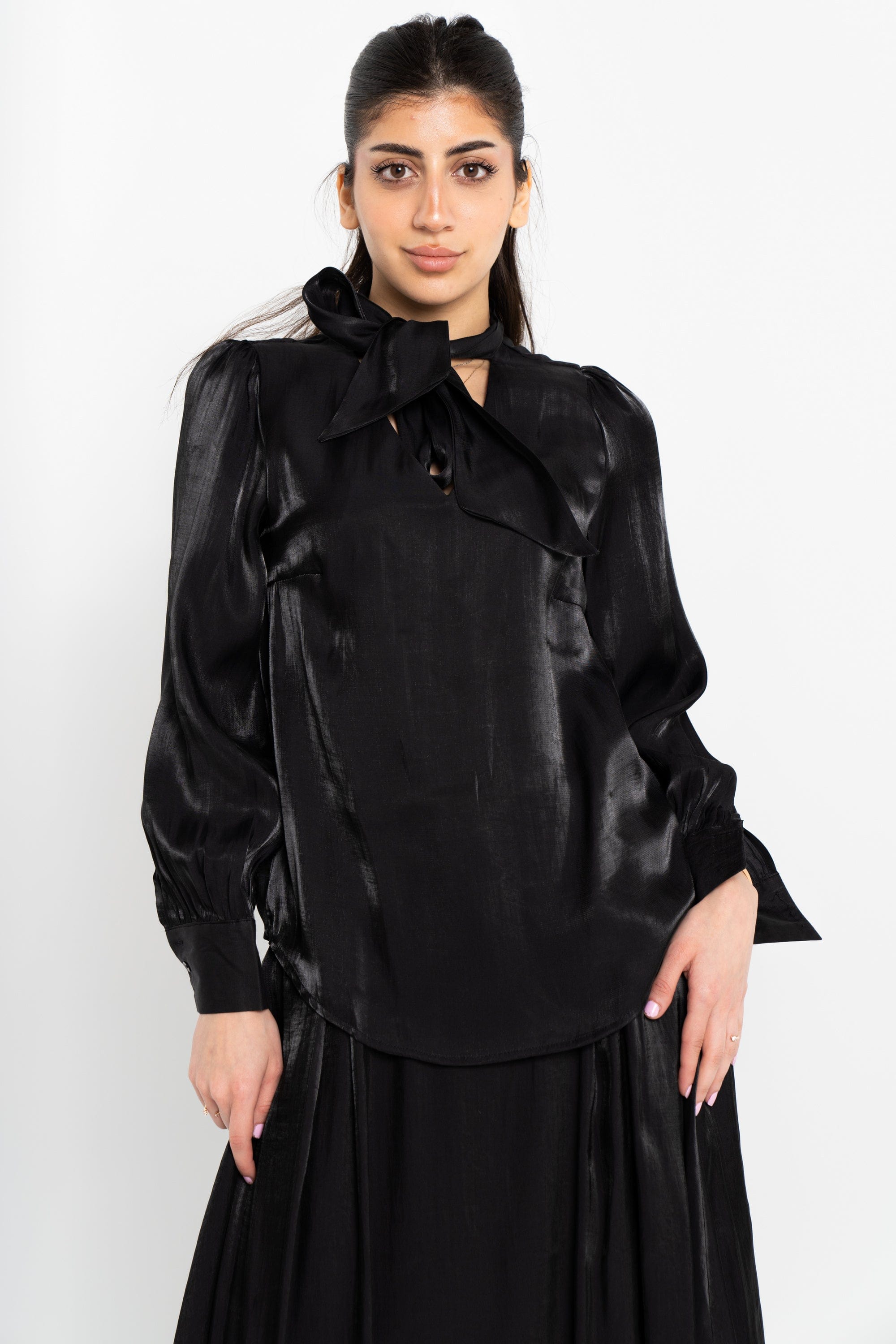 نتشي بلوزة سادة سواريه كم طويل بف نسائي مع ربطة عنق