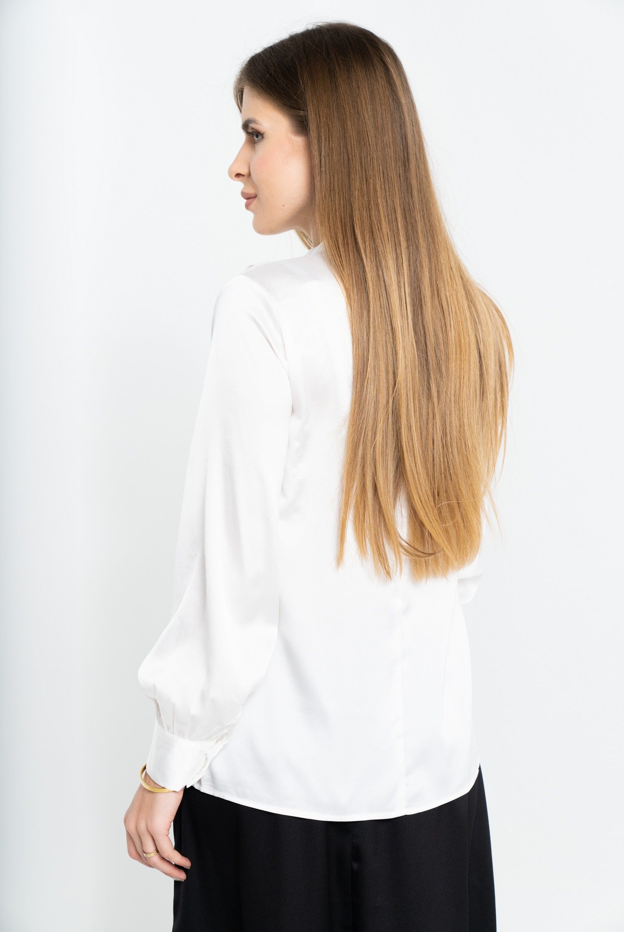 نتشي توب سادة سوايه كلوش على الجانب كم طويل نسائي