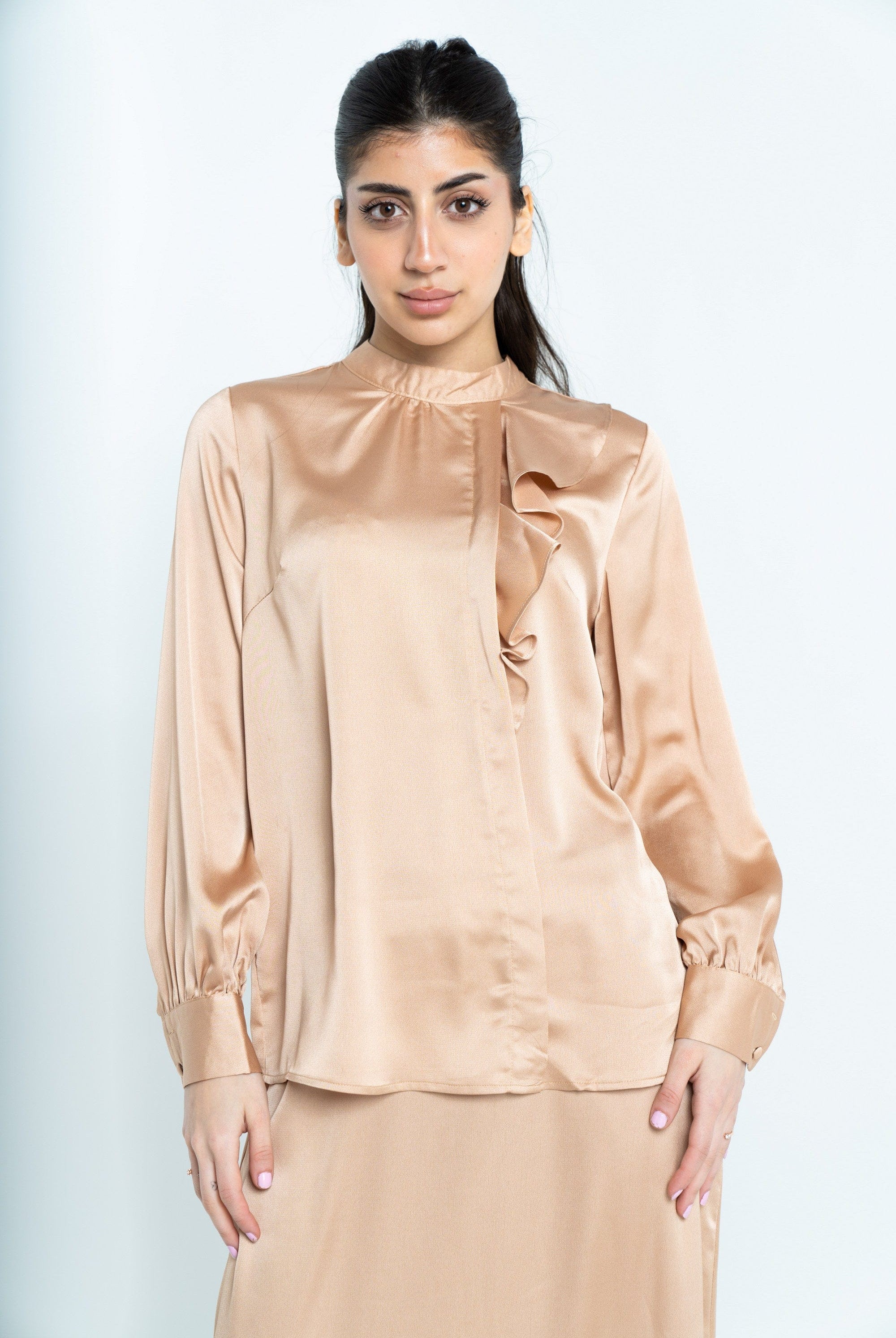 نتشي توب سادة سوايه كلوش على الجانب كم طويل نسائي