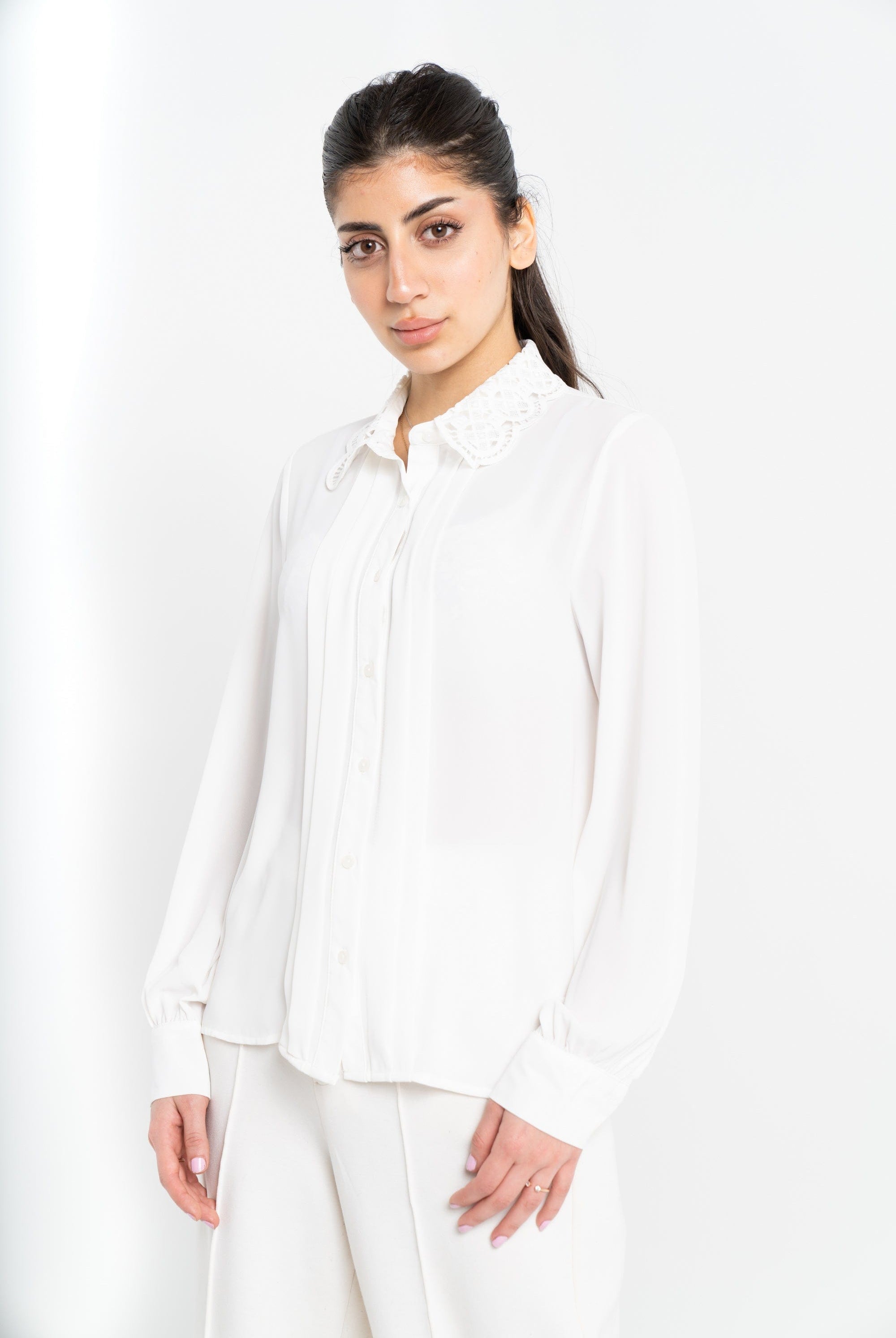 نتشي بلوزة سادة بكسرات وأزرار أمامية كم طويل بف نسائي