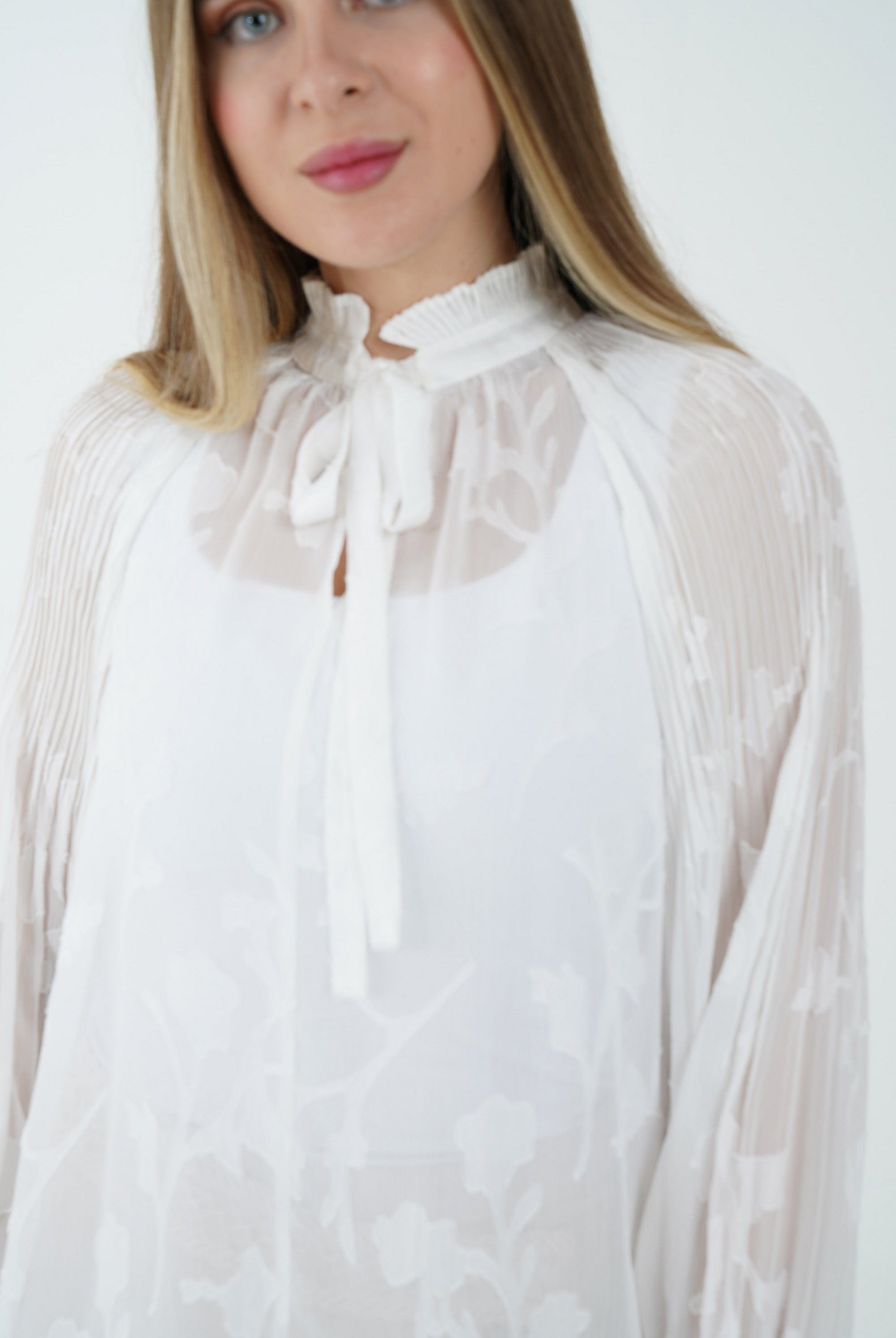 نتشي بلوزة بأكمام طويلة مشجرة شفافة بربطة عنق