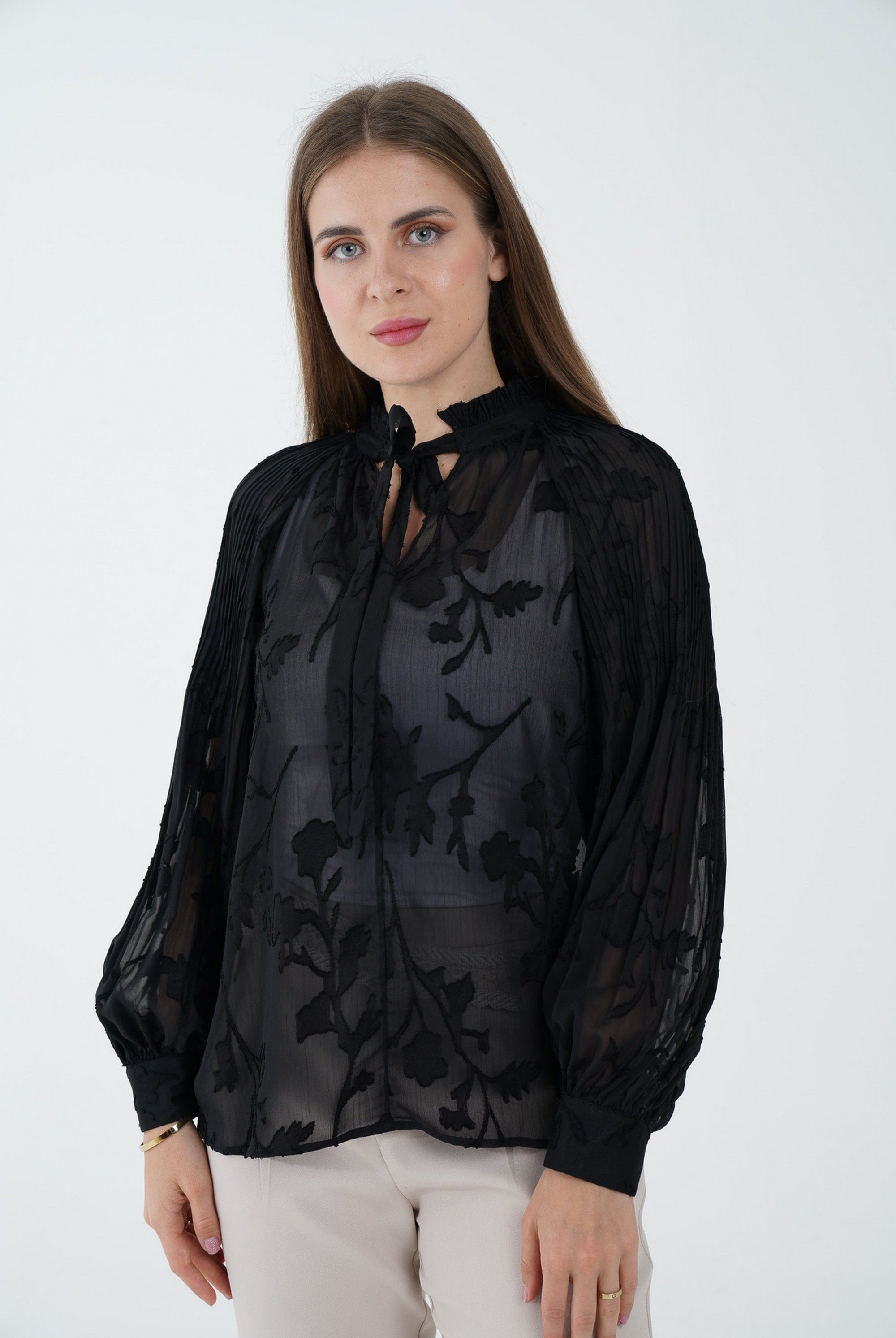 نتشي بلوزة بأكمام طويلة مشجرة شفافة بربطة عنق