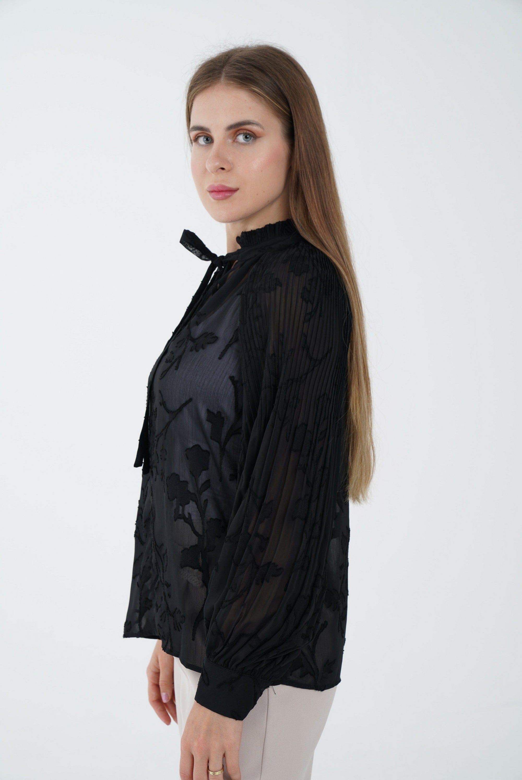 نتشي بلوزة بأكمام طويلة مشجرة شفافة بربطة عنق