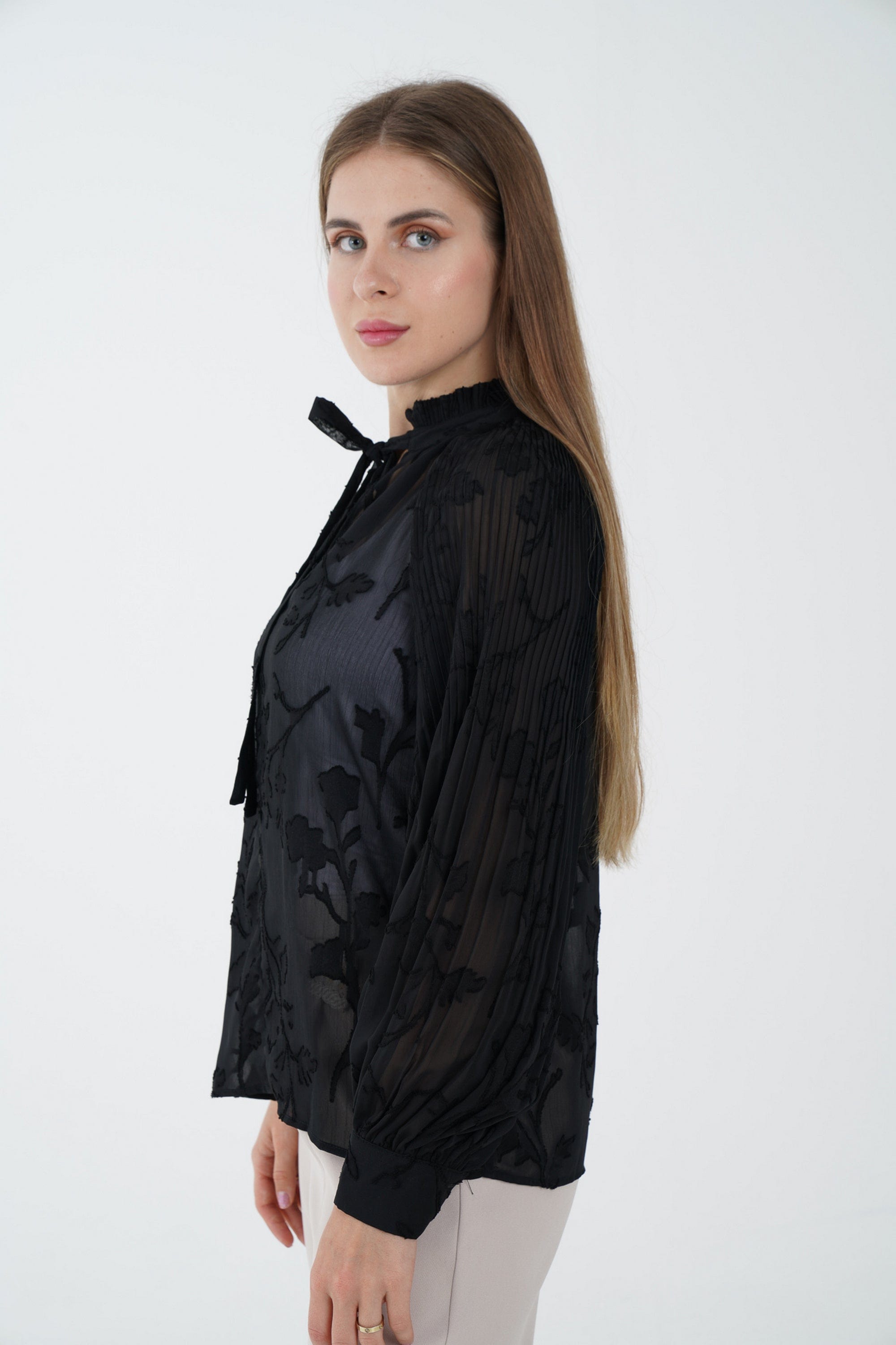 نتشي بلوزة بأكمام طويلة مشجرة شفافة بربطة عنق