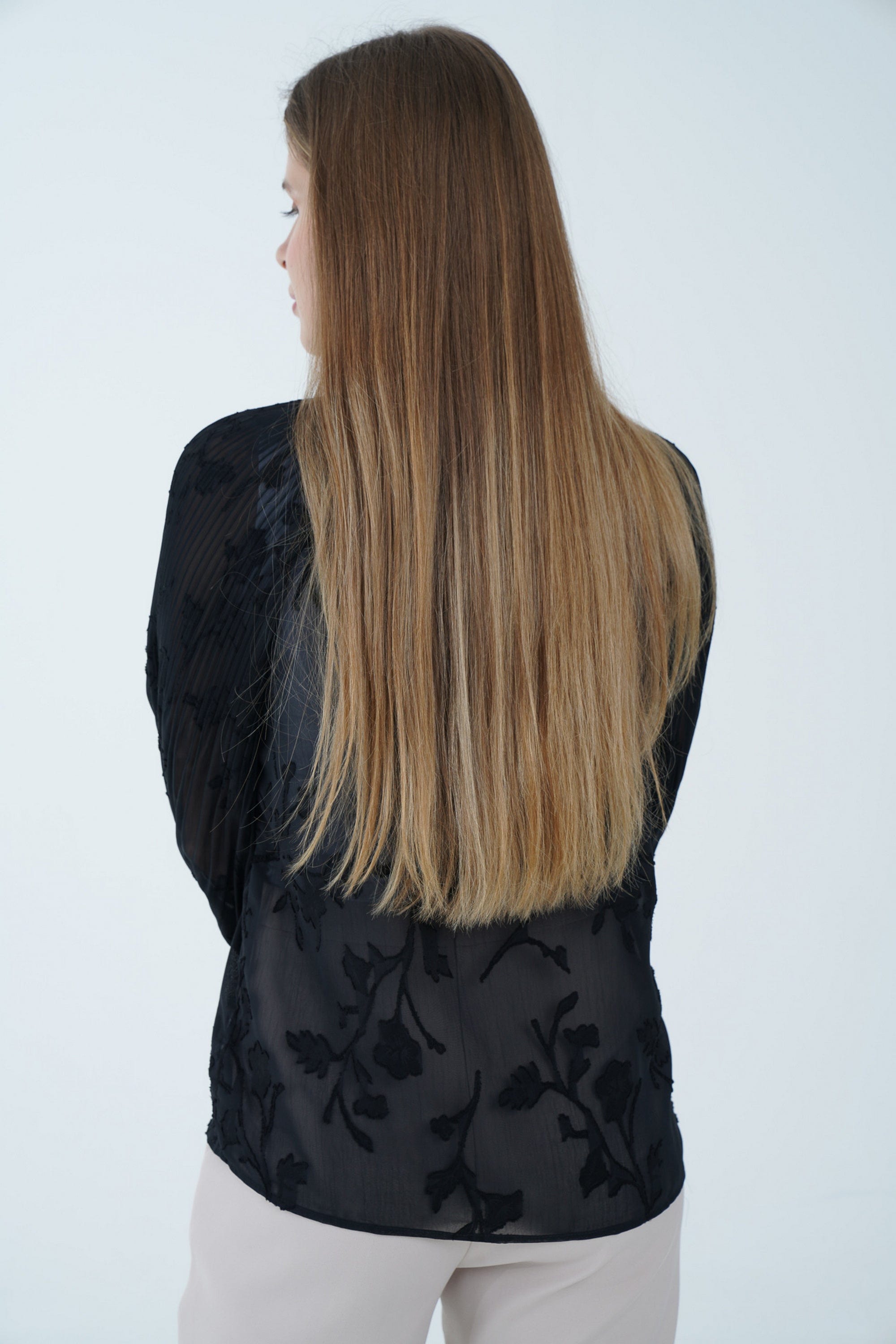 نتشي بلوزة بأكمام طويلة مشجرة شفافة بربطة عنق