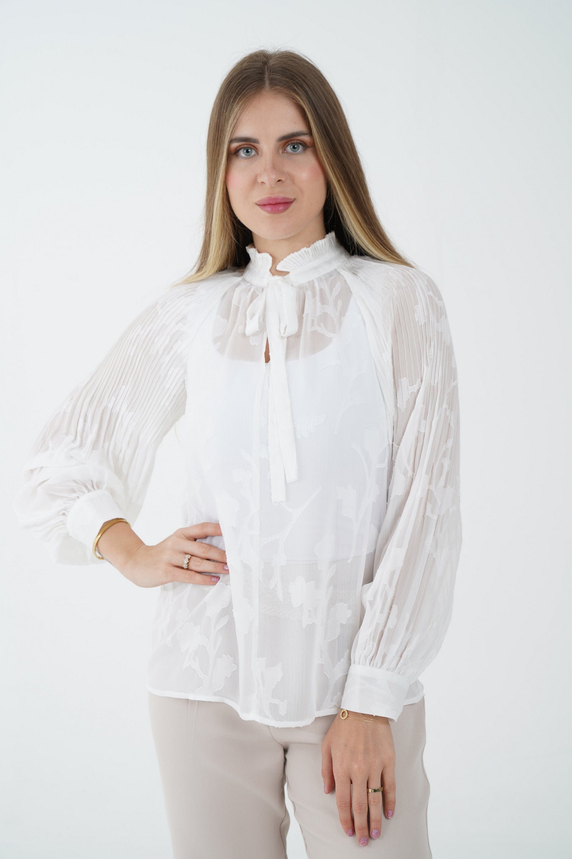 نتشي بلوزة بأكمام طويلة مشجرة شفافة بربطة عنق