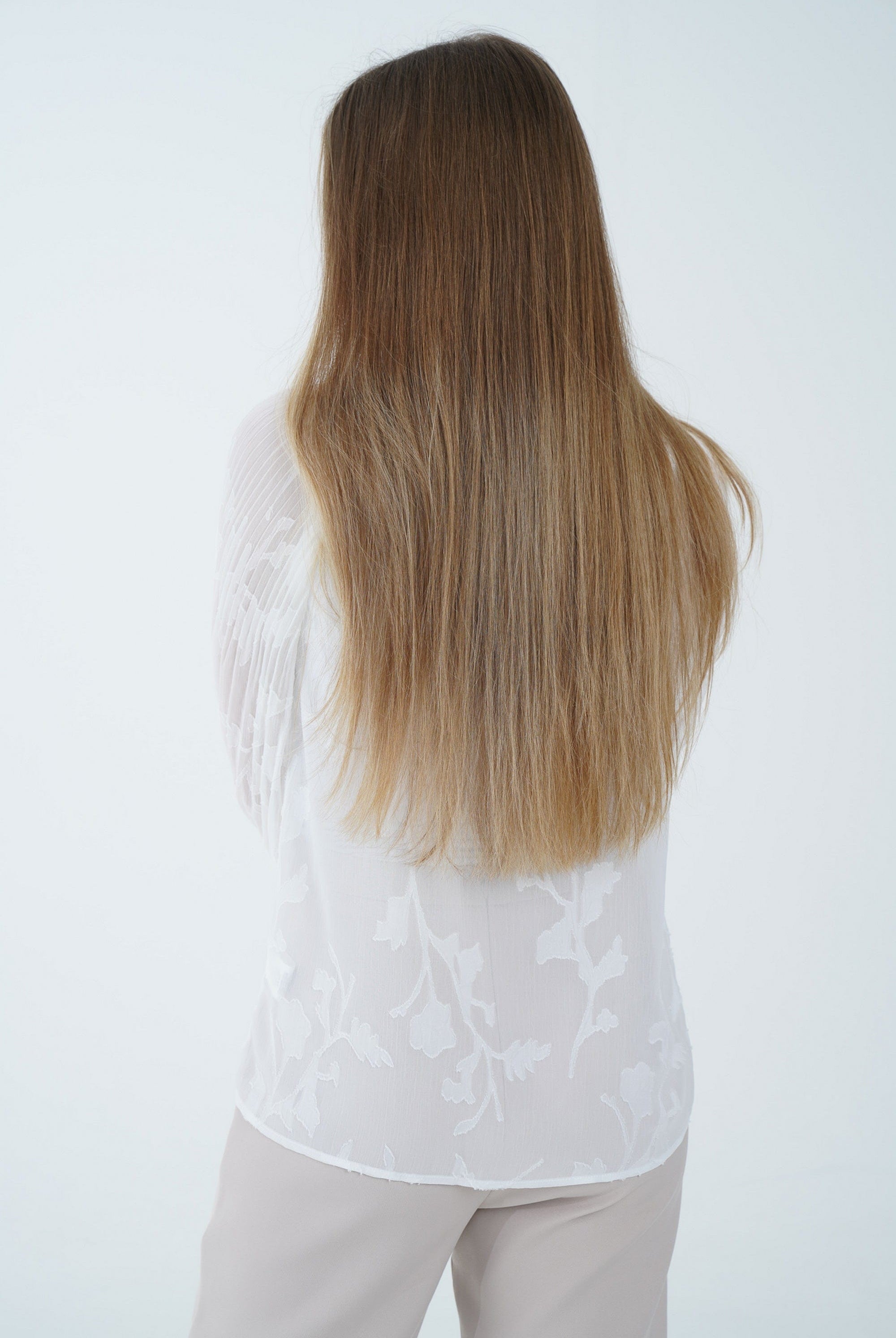 نتشي بلوزة بأكمام طويلة مشجرة شفافة بربطة عنق