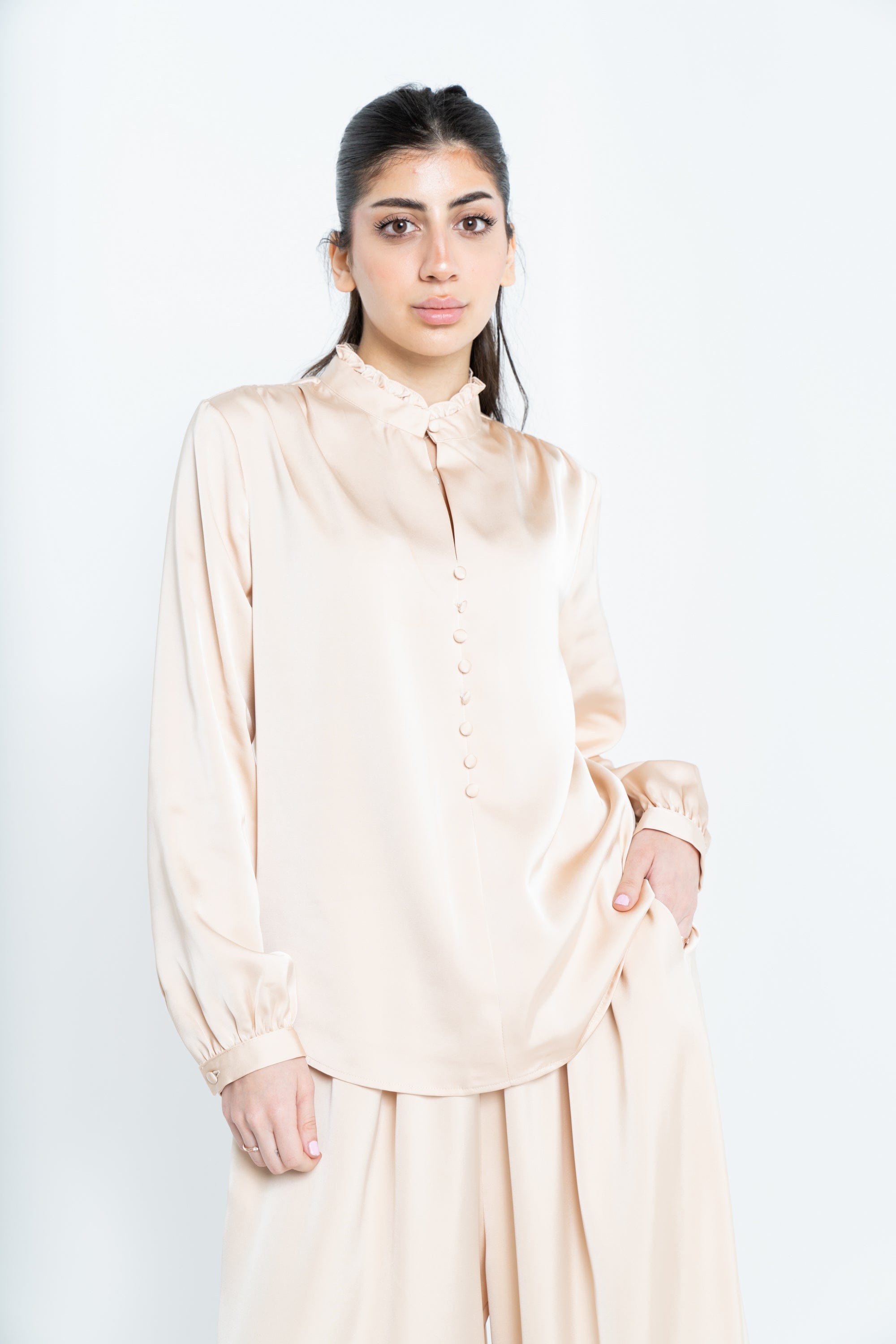 نتشي بلوزة بأكمام طويلة سادة بأزرار أمامية واسعة